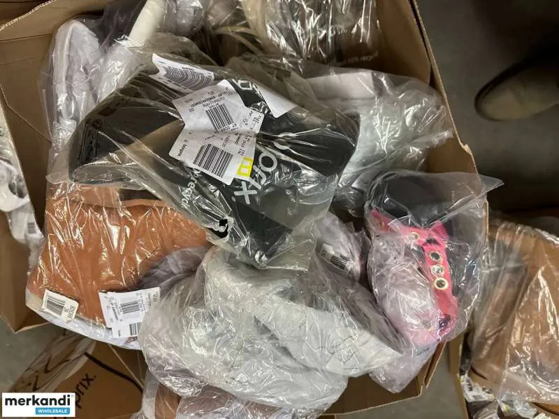 4 € por par en una mezcla de zapatos versátil con diferentes tallas y elementos como Mix Cardboard, A Ware, Zapatos de mujer, Pa
