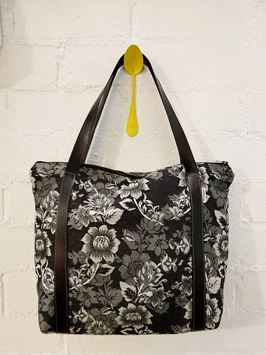 Bolso negro de flores de tejido reciclado