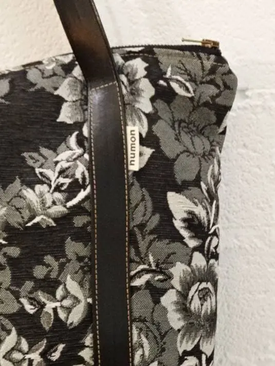 Bolso negro de flores de tejido reciclado