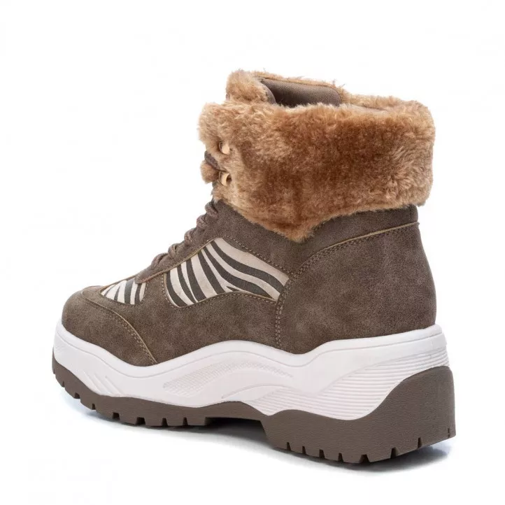 Botines plataforma Xti marrones con detalles dorados, cordones y pelo en el tobillo