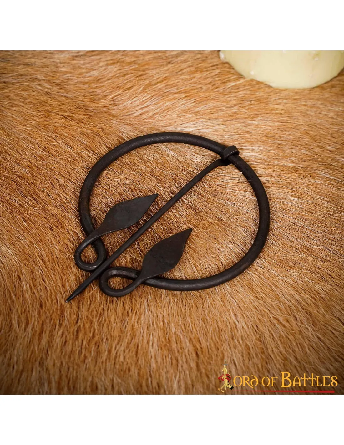 Broche de capa medieval con extremos en forma de hoja