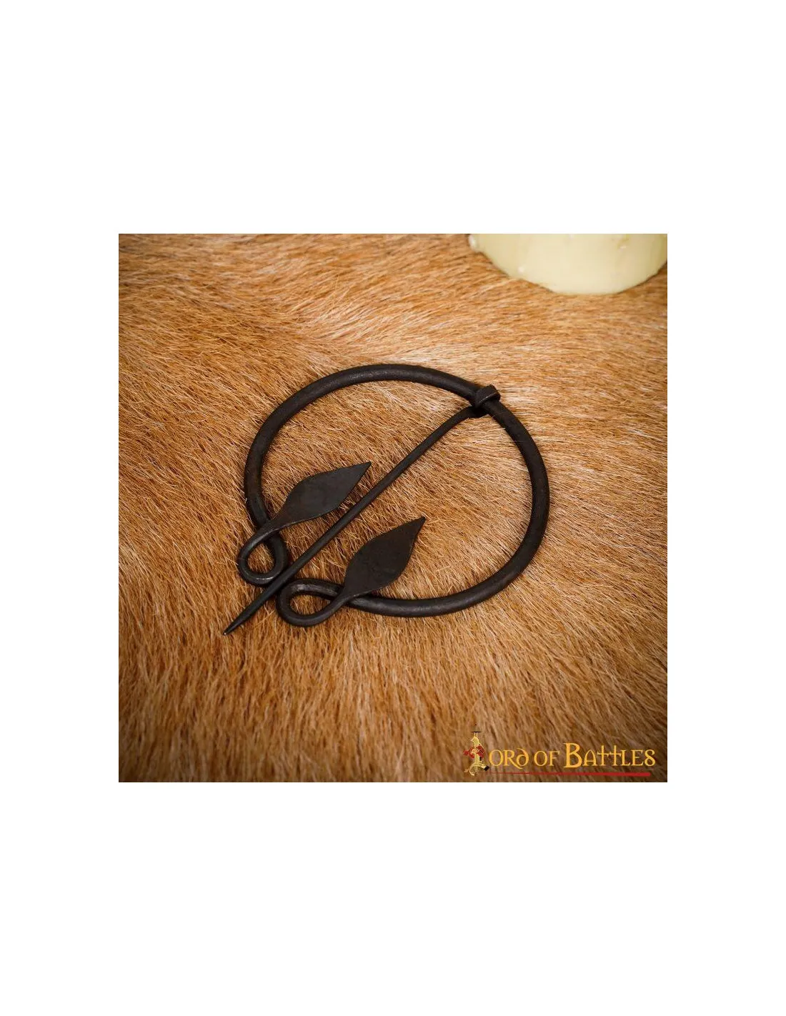 Broche de capa medieval con extremos en forma de hoja