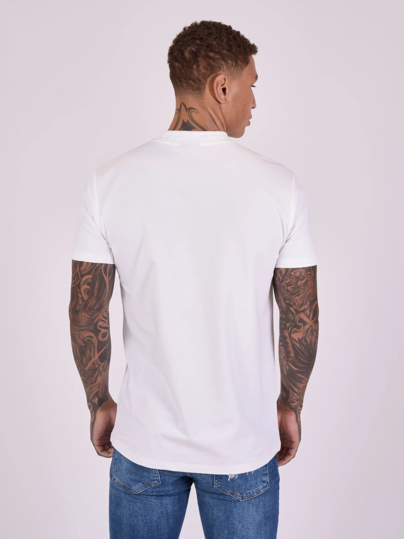 Camiseta con cuello técnico