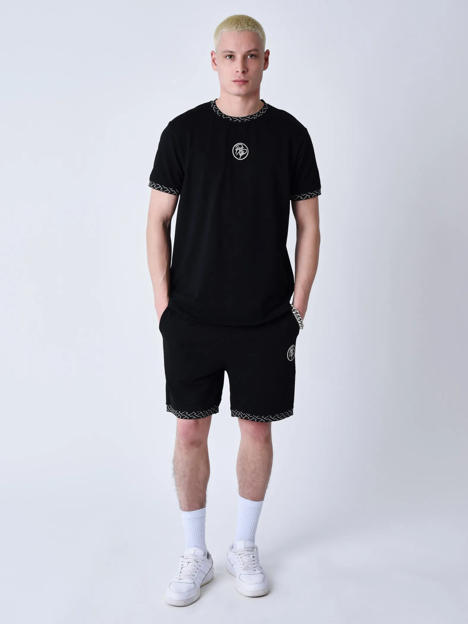 Camiseta con detalle de laberinto tejido