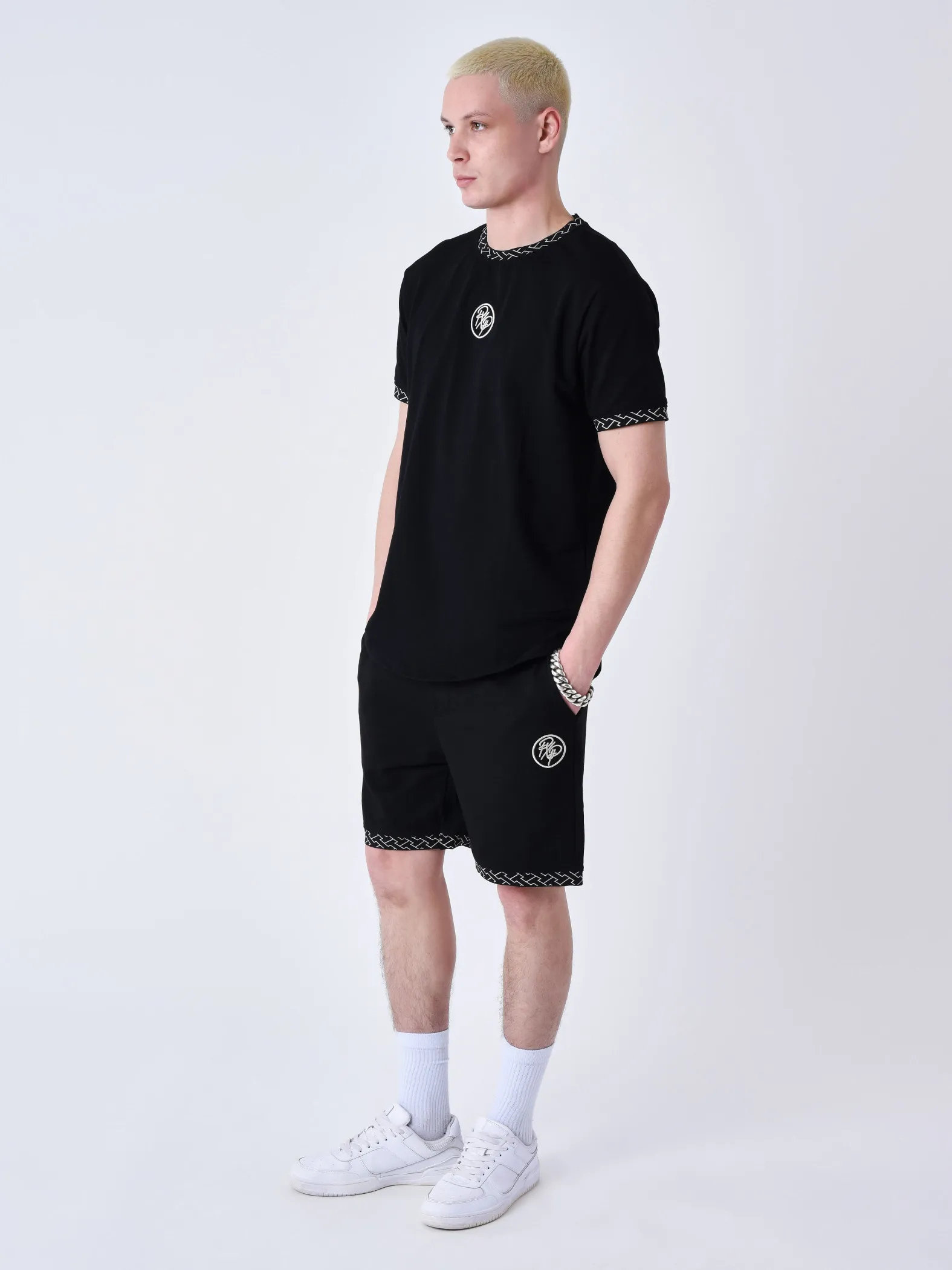 Camiseta con detalle de laberinto tejido
