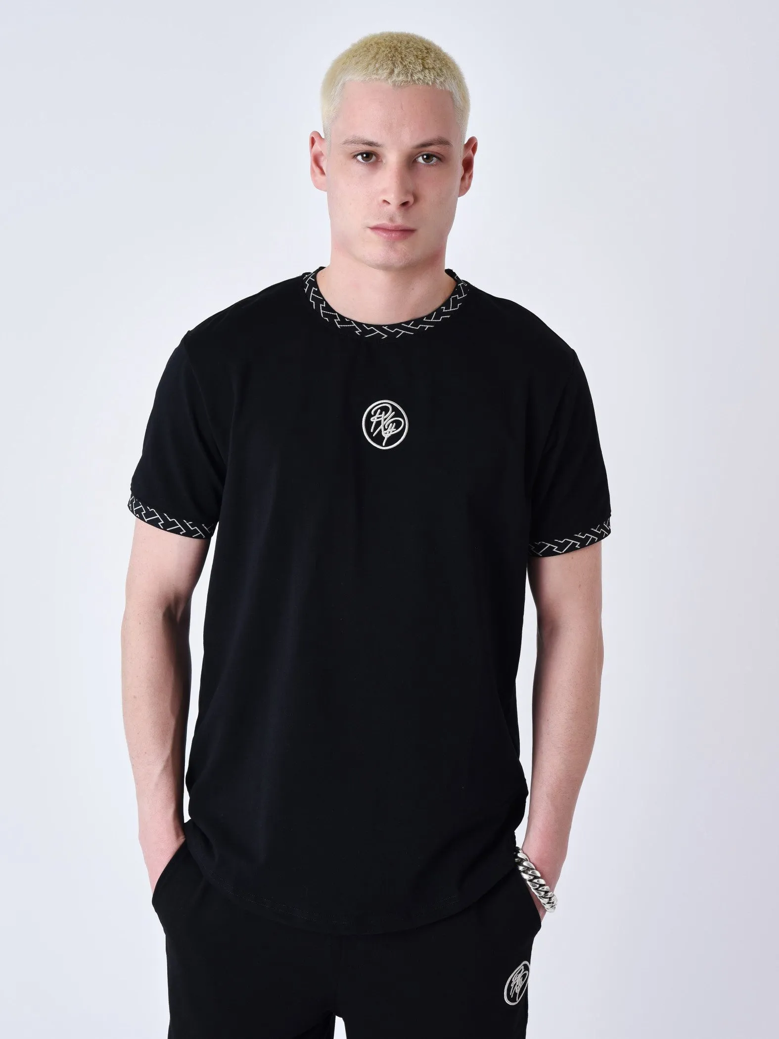 Camiseta con detalle de laberinto tejido