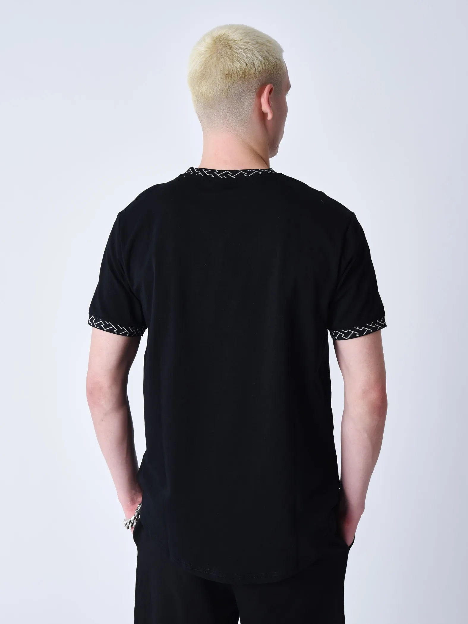 Camiseta con detalle de laberinto tejido