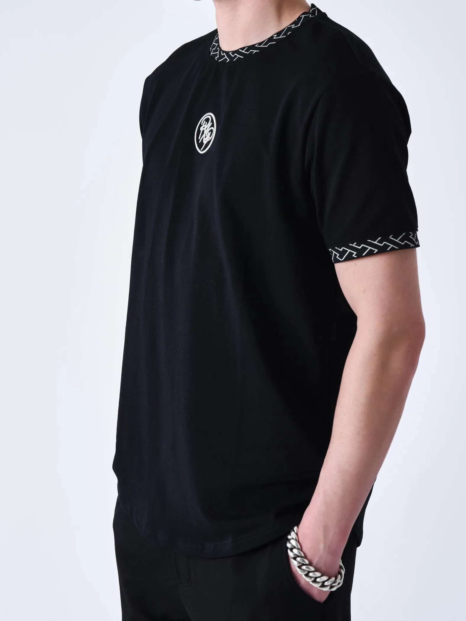 Camiseta con detalle de laberinto tejido