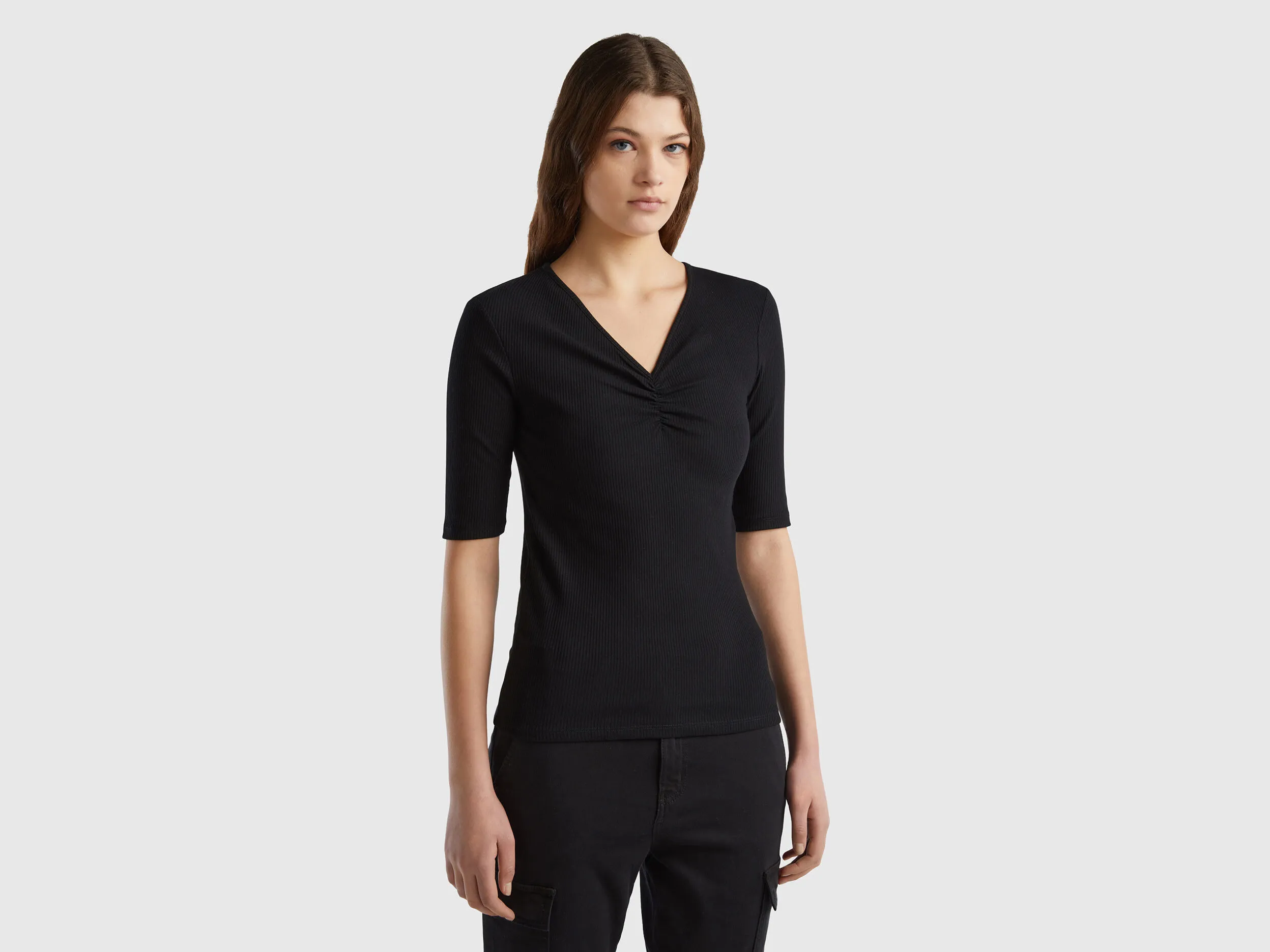 Camiseta entallada con cuello de pico