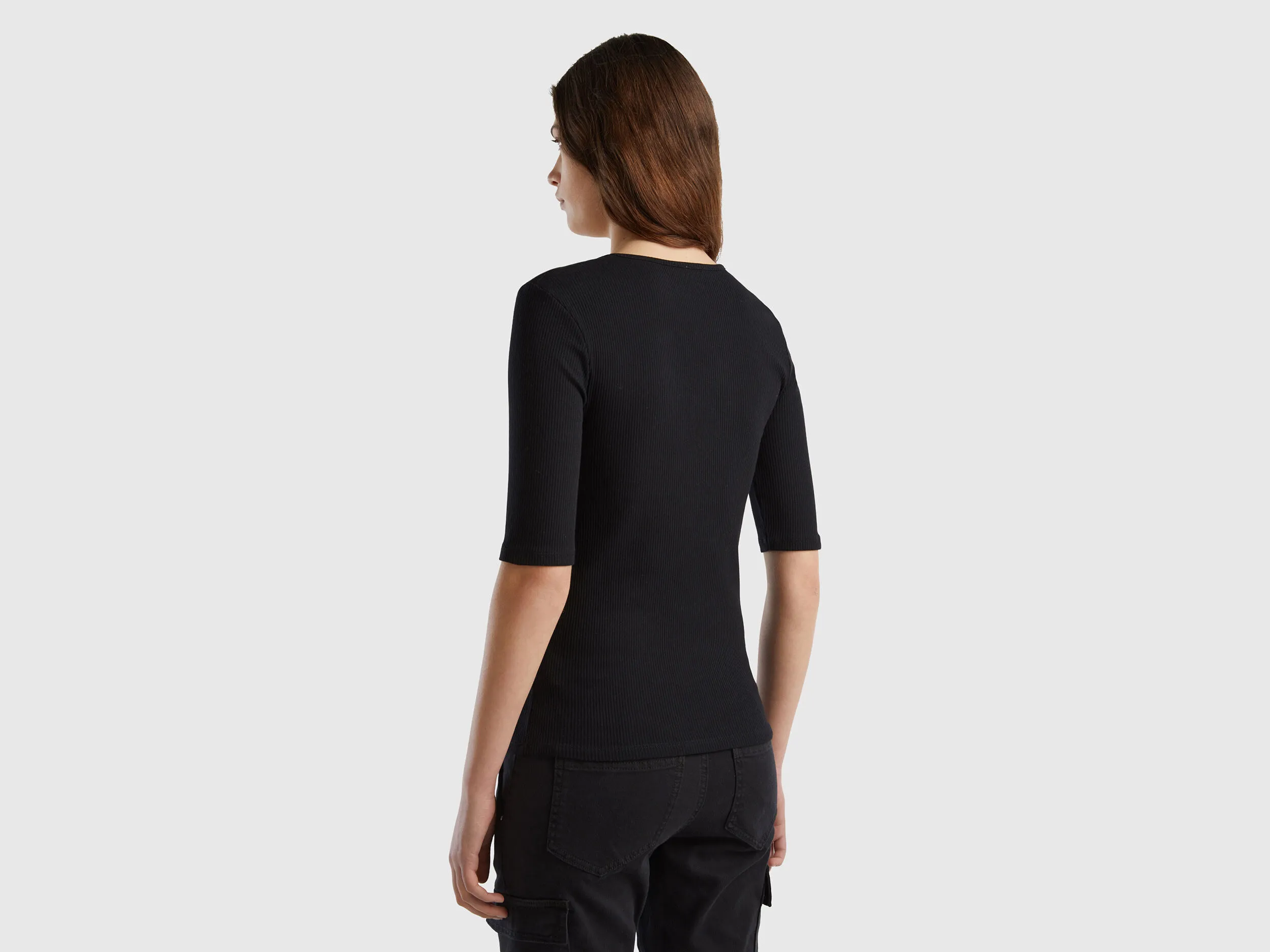 Camiseta entallada con cuello de pico