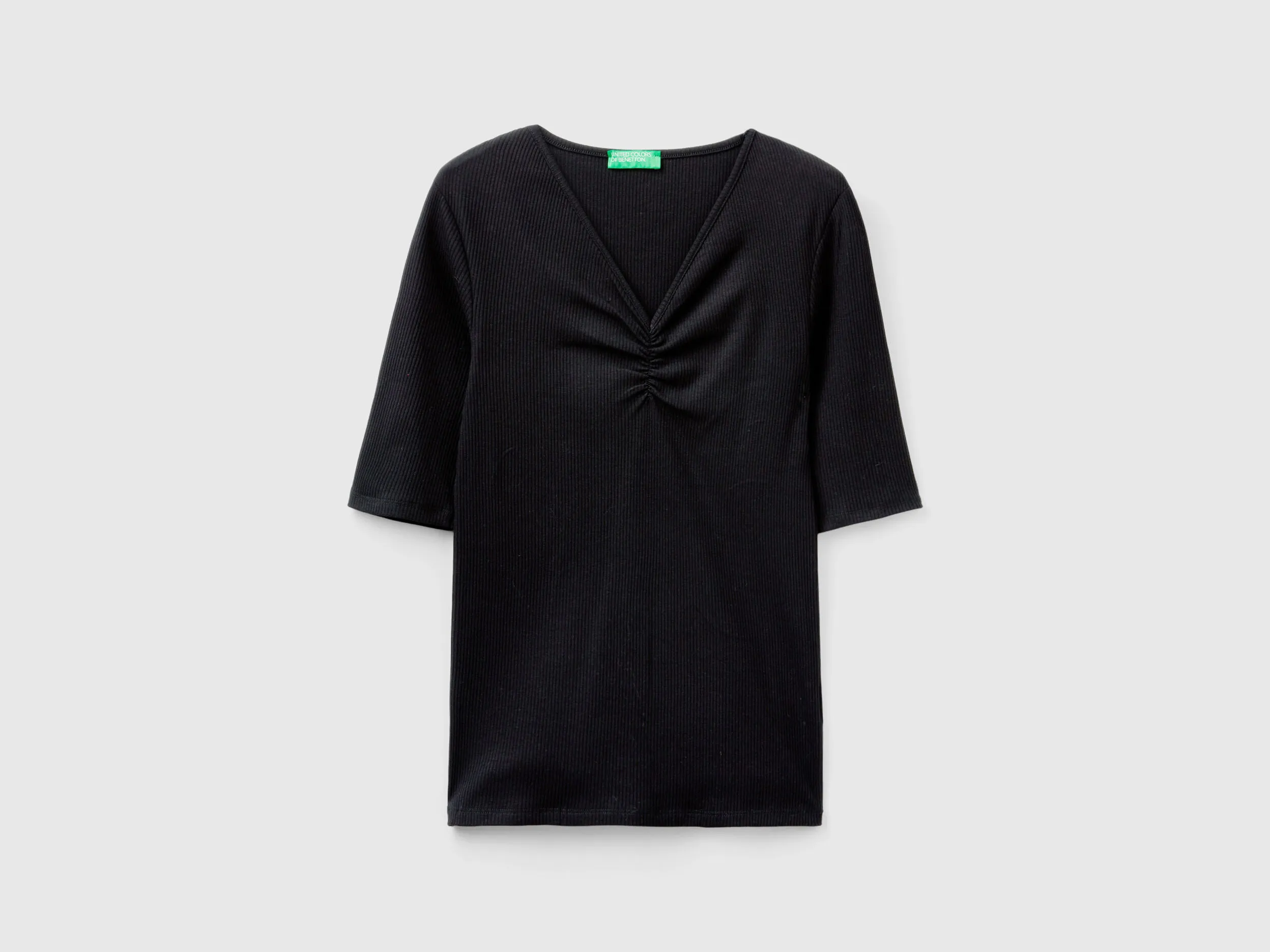 Camiseta entallada con cuello de pico