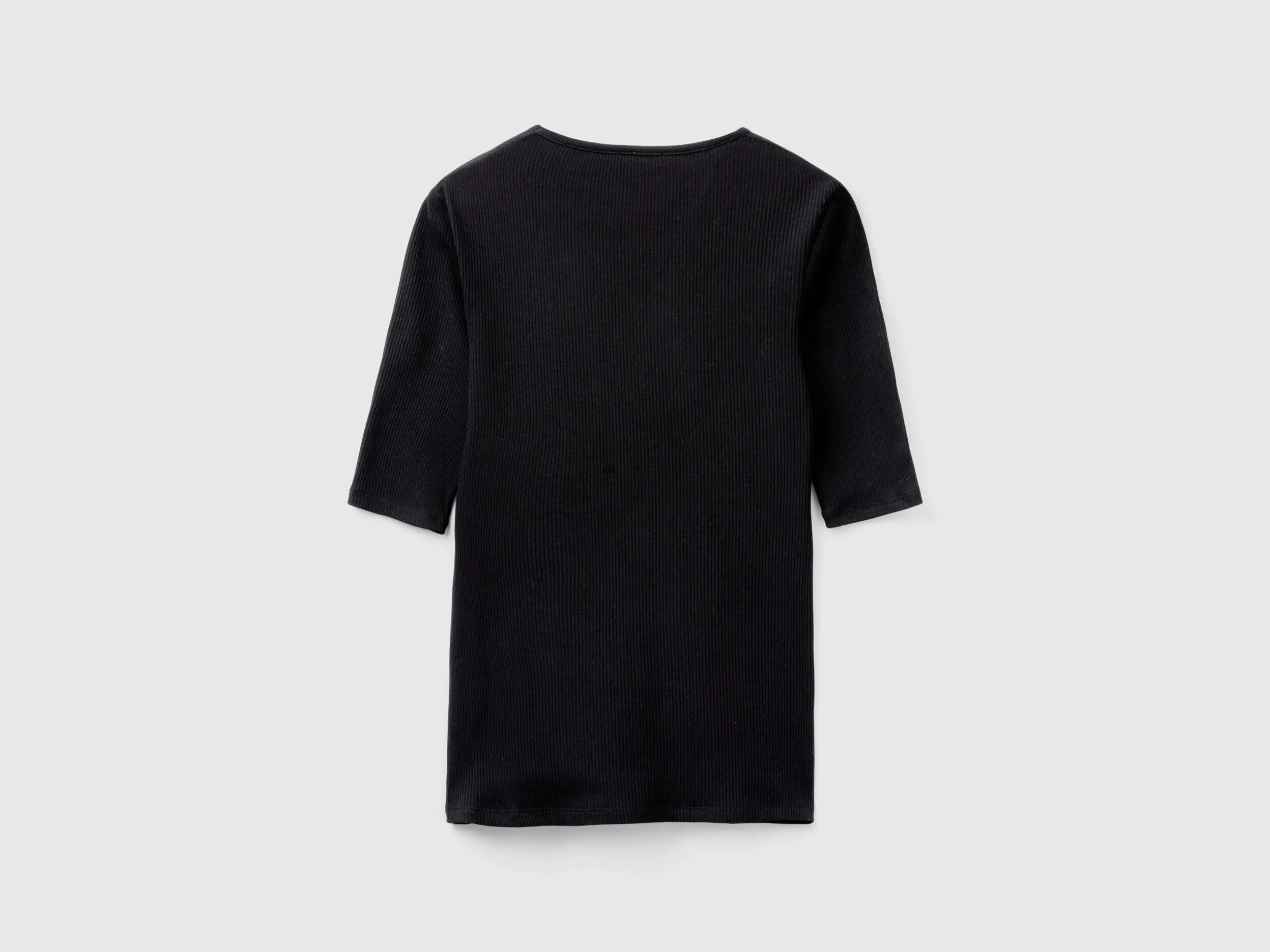 Camiseta entallada con cuello de pico