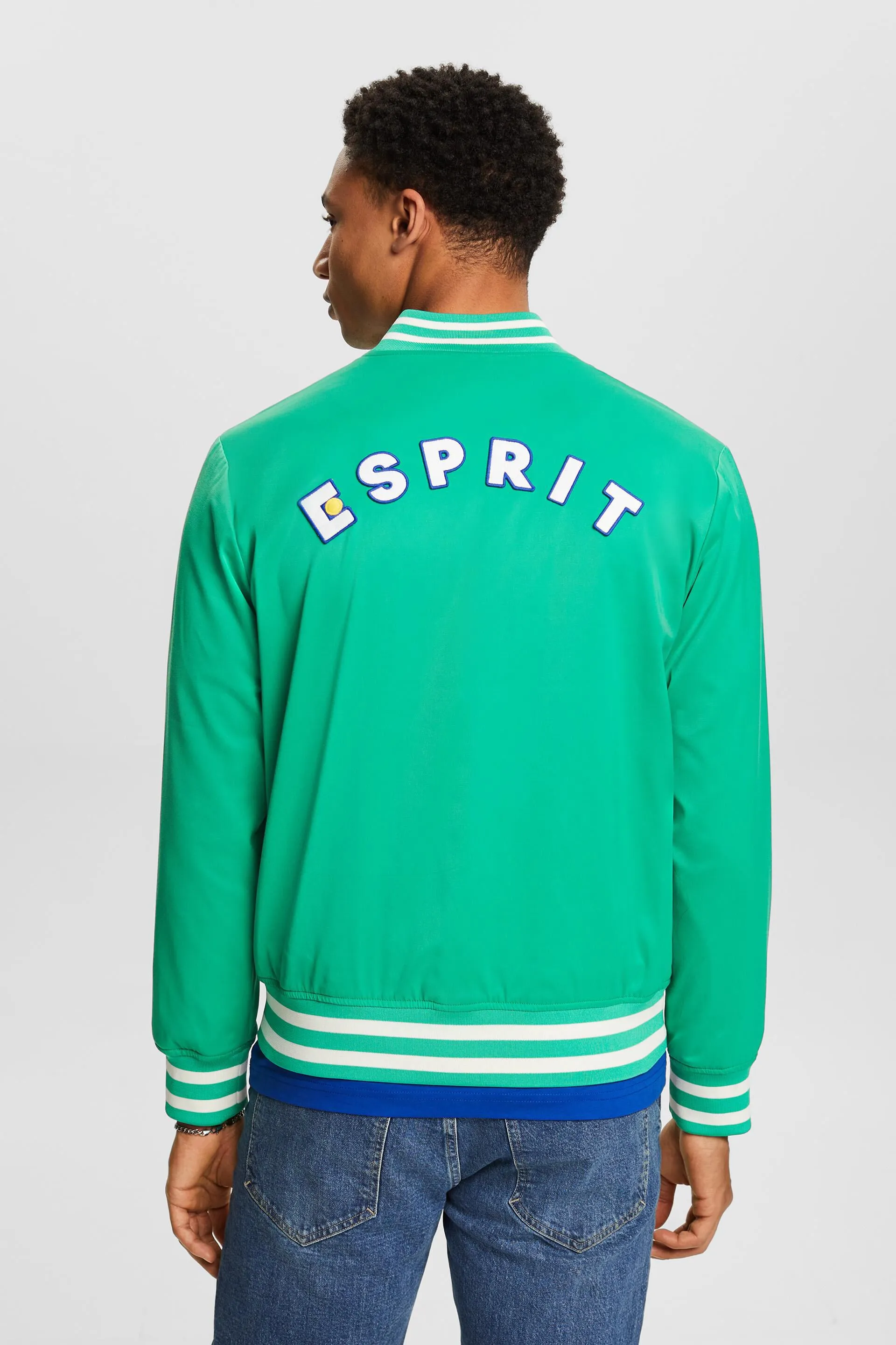 Chaqueta de estilo universitario con logotipo