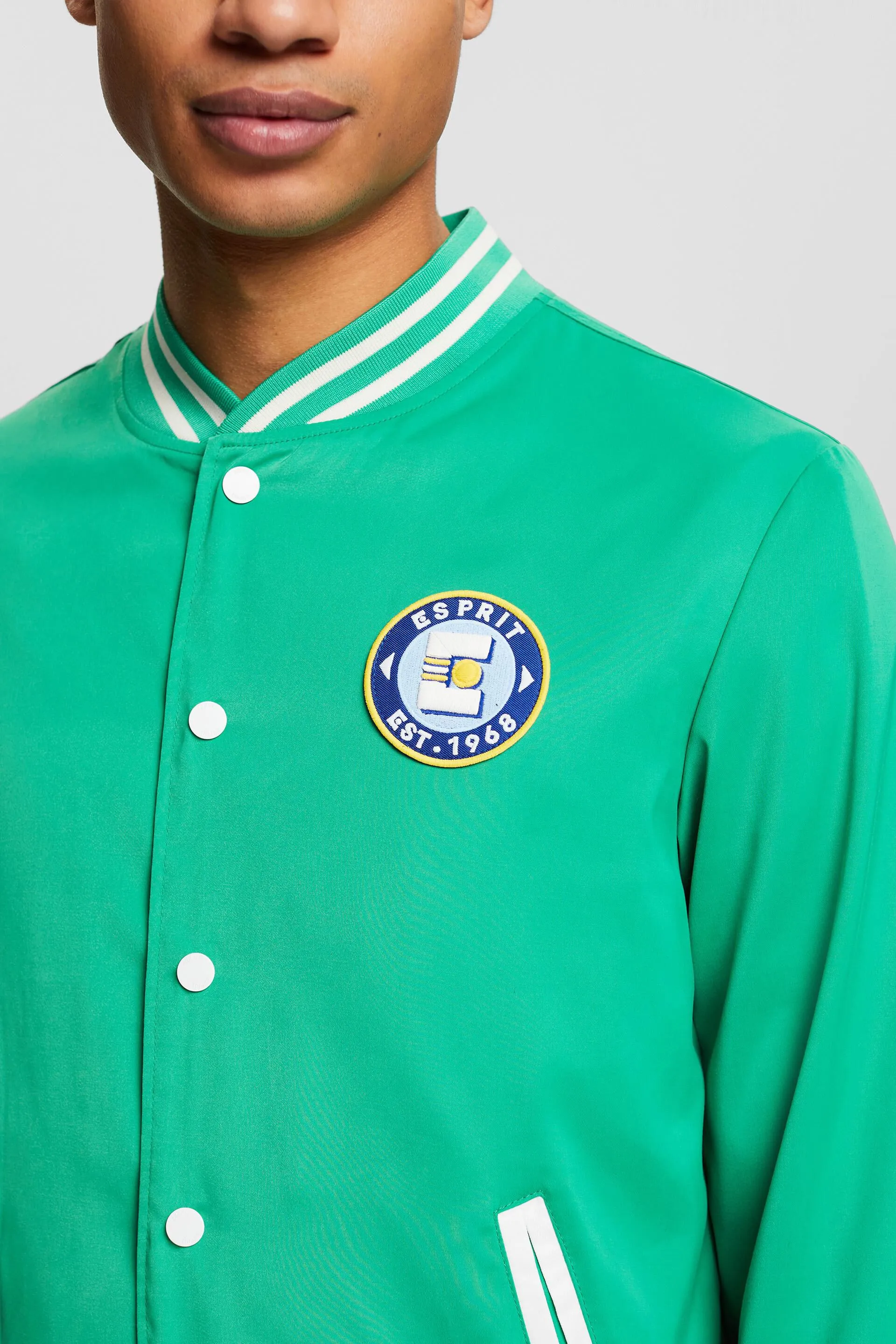 Chaqueta de estilo universitario con logotipo