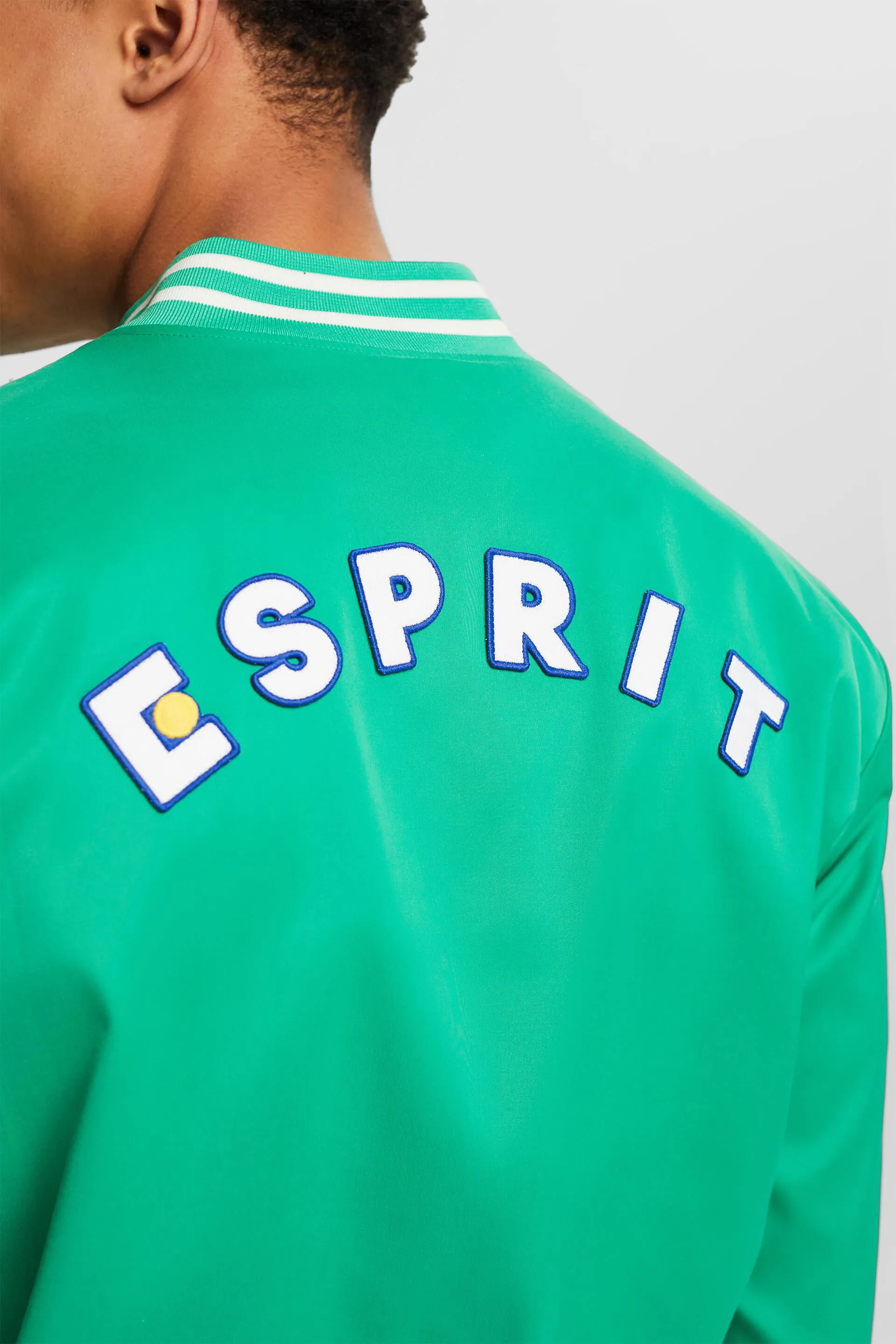 Chaqueta de estilo universitario con logotipo