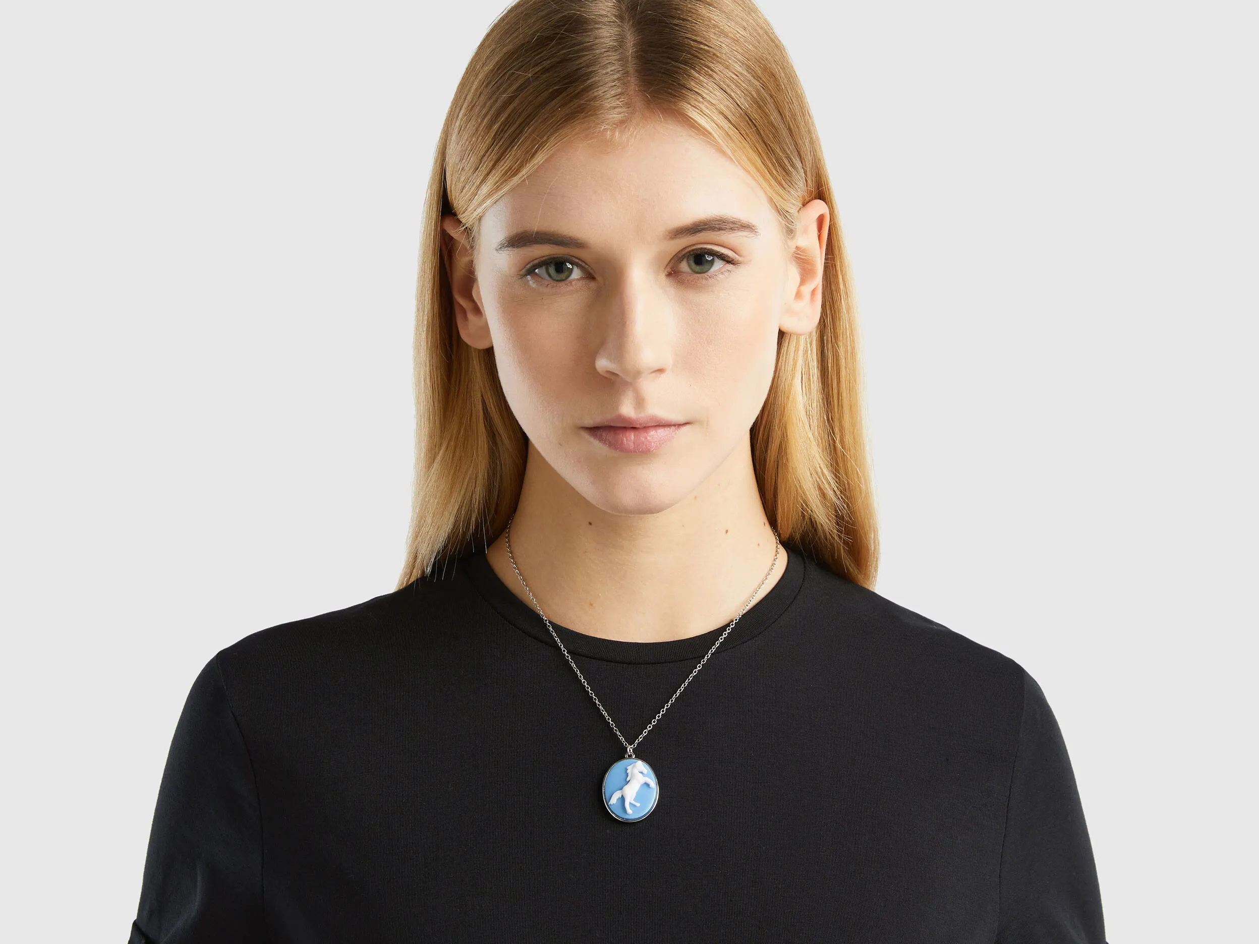 Collar con camafeo celeste de caballo