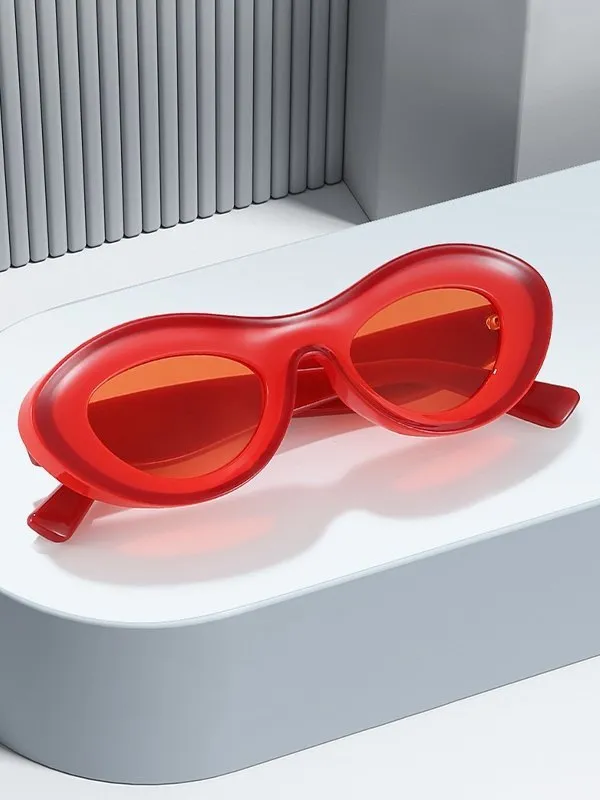 Gafas de sol estilo ojo de gato gruesas en contraste