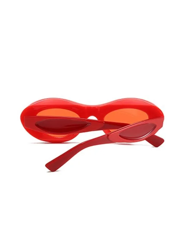 Gafas de sol estilo ojo de gato gruesas en contraste