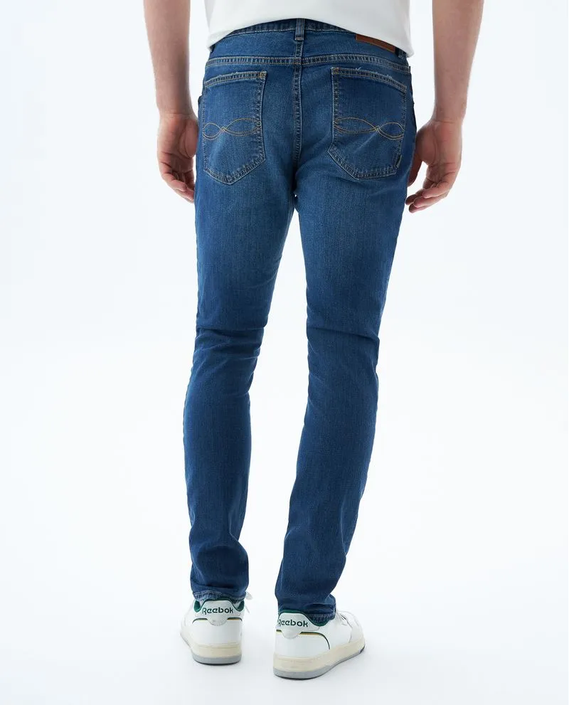 Jean Tapered fit tono medio para hombre