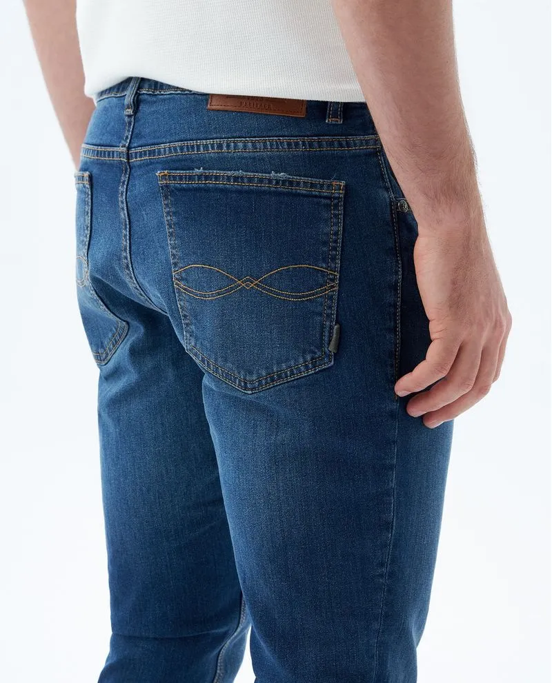 Jean Tapered fit tono medio para hombre