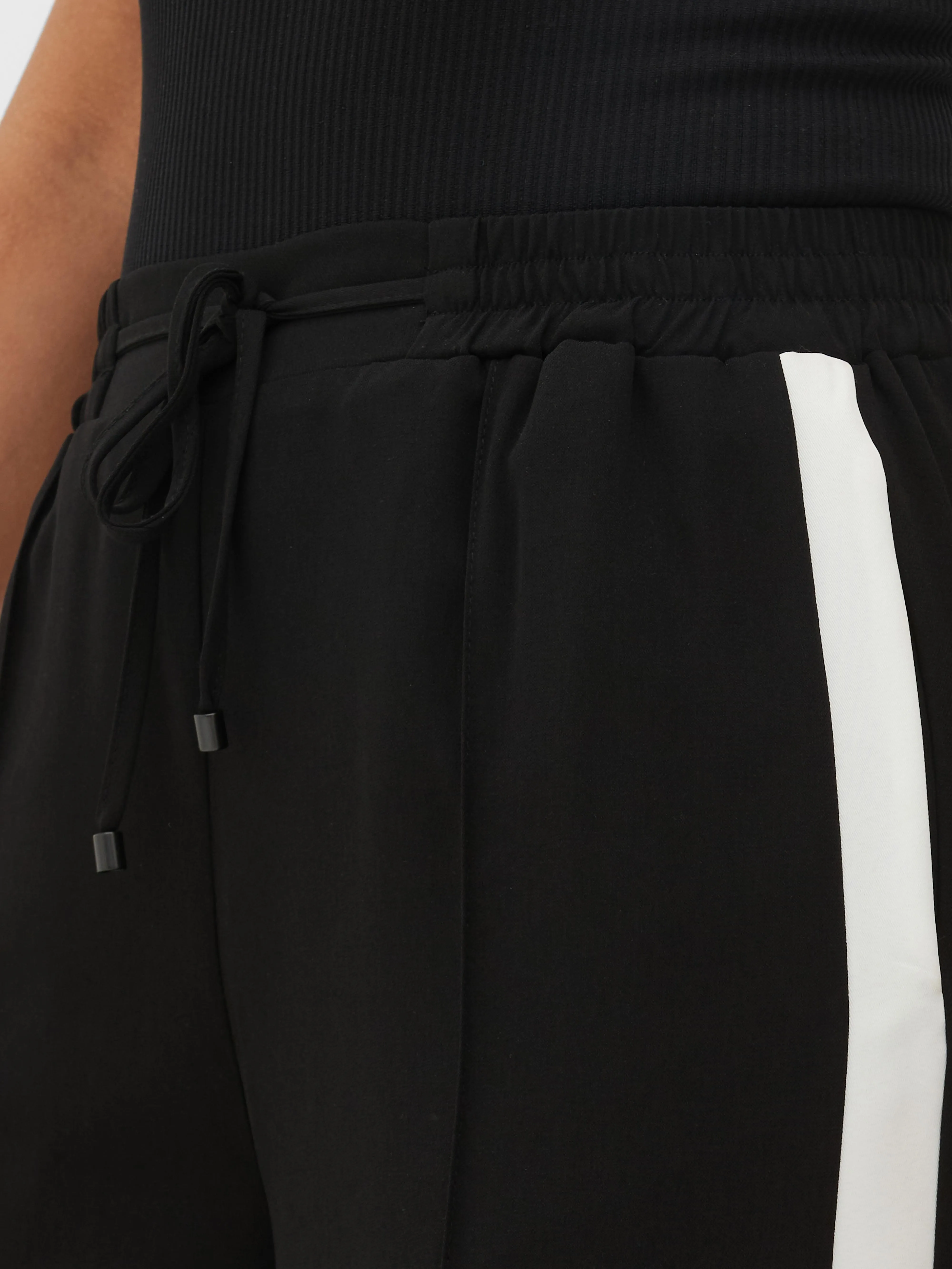 Joggers con rayas en los laterales