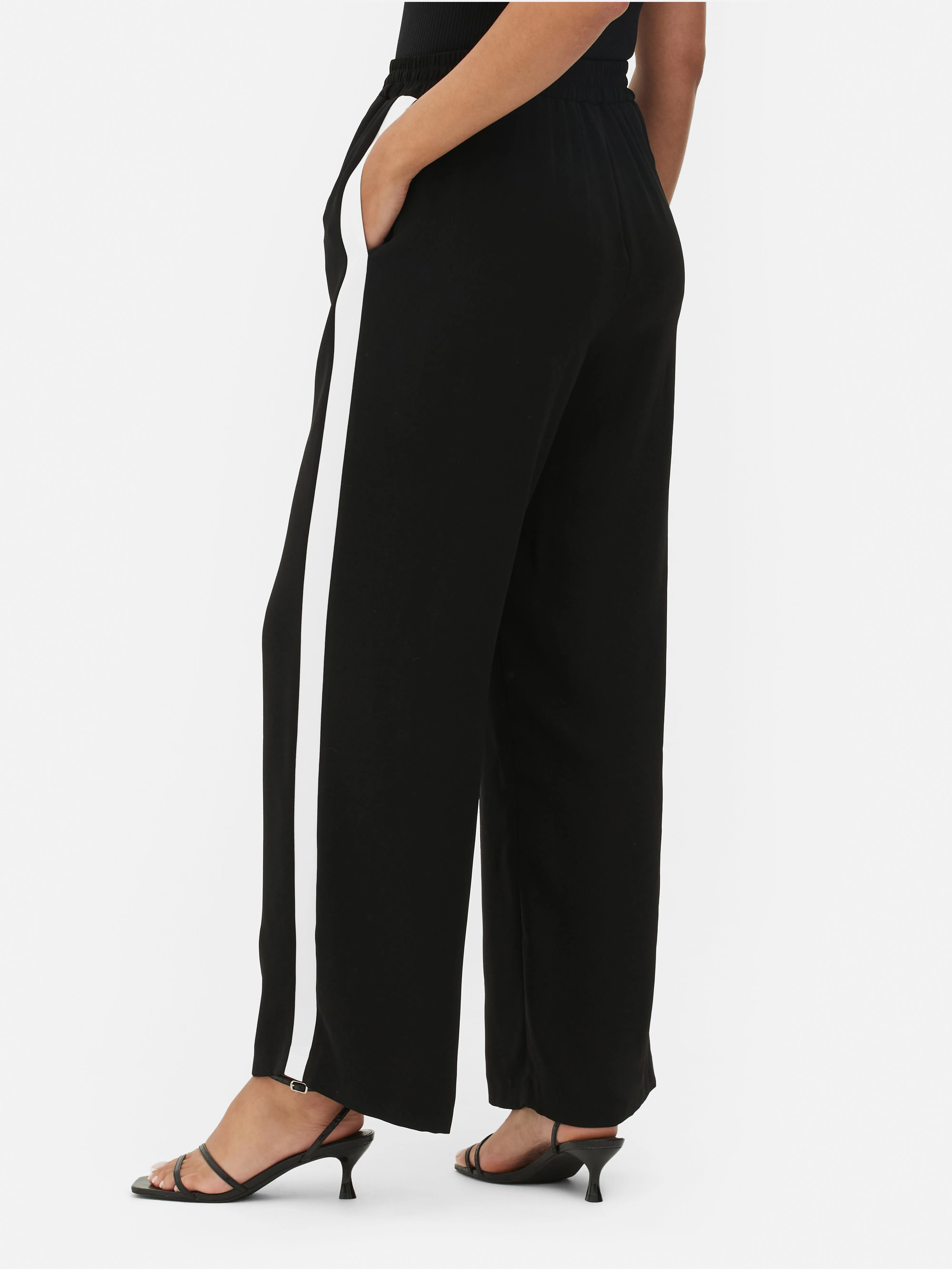 Joggers con rayas en los laterales