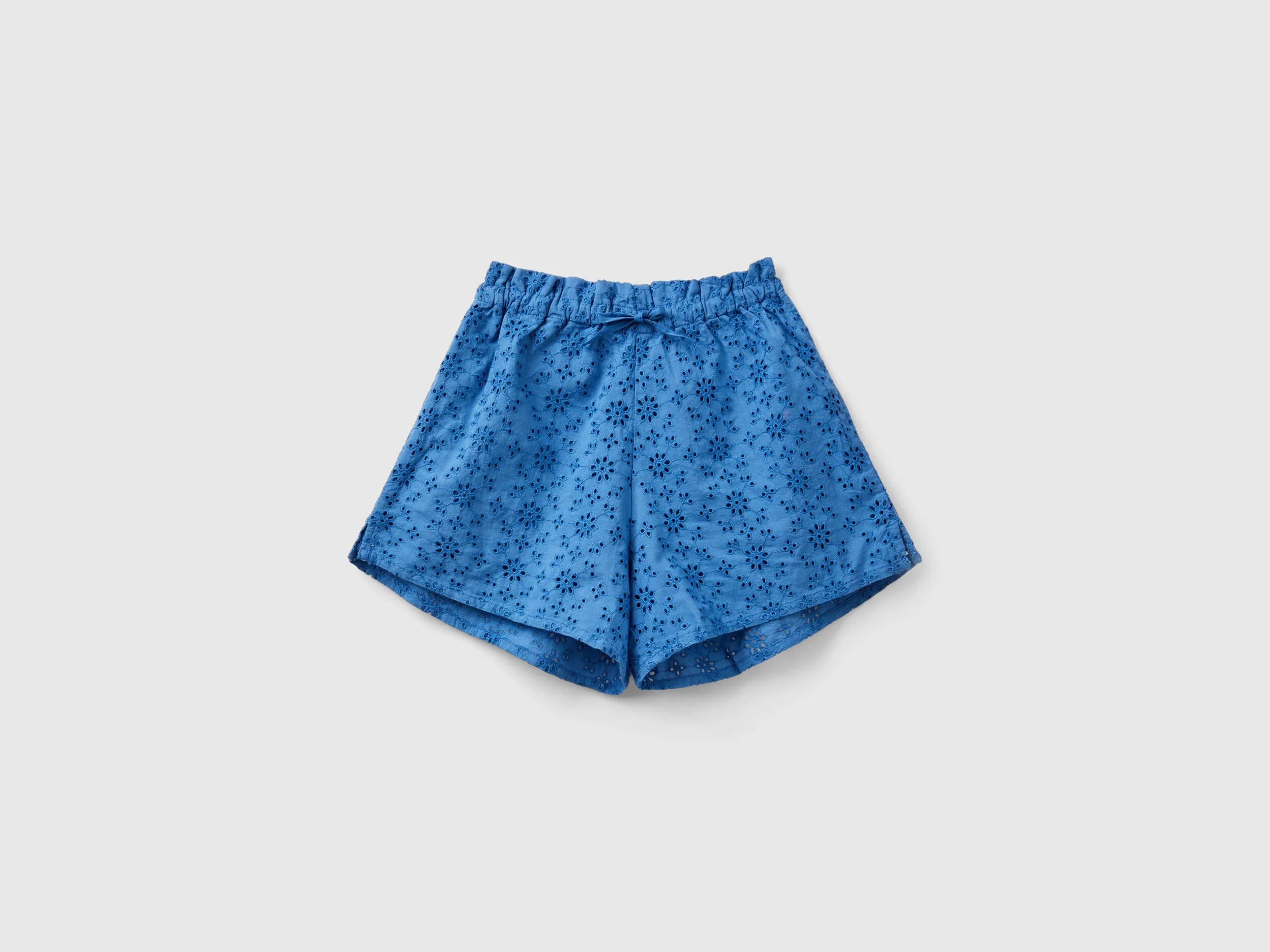 Pantalón corto con bordados de encaje suizo