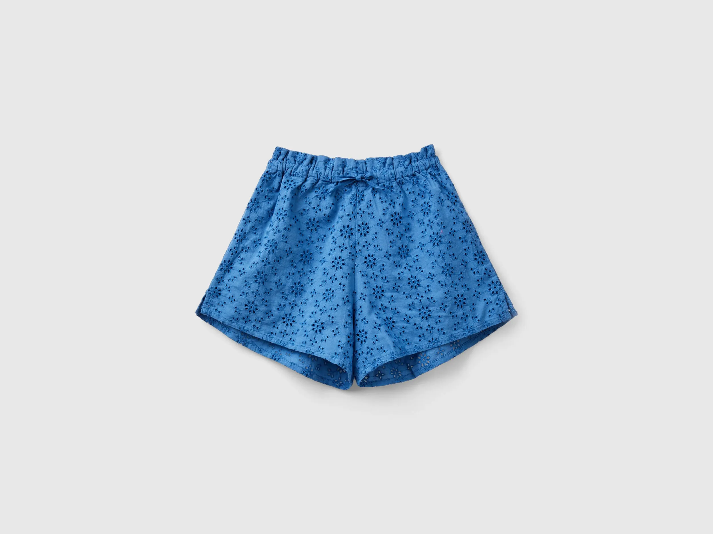 Pantalón corto con bordados de encaje suizo