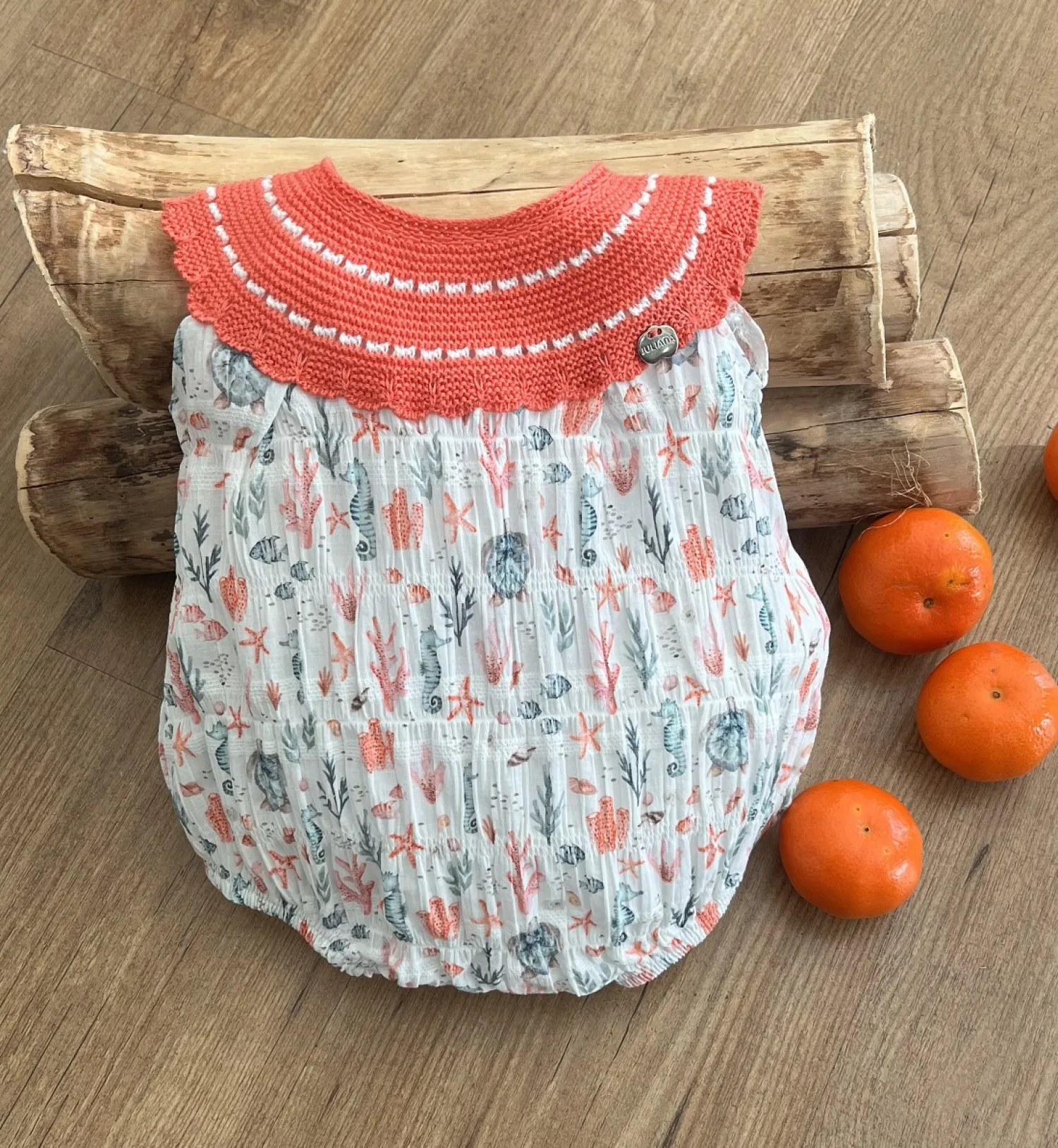 Pelele unisex cuerpo punto coral con tejido estampado