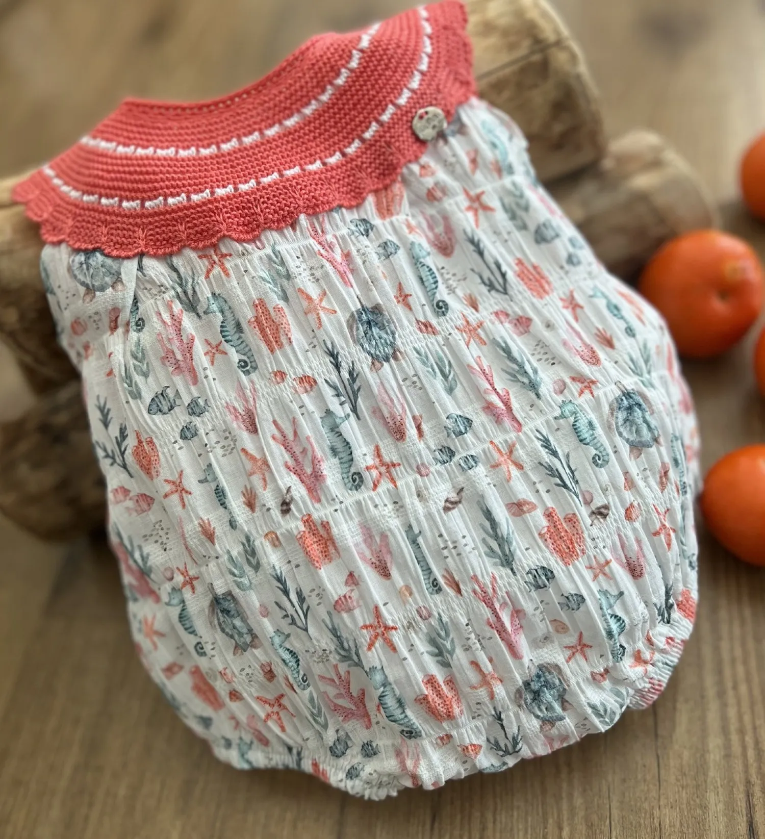 Pelele unisex cuerpo punto coral con tejido estampado