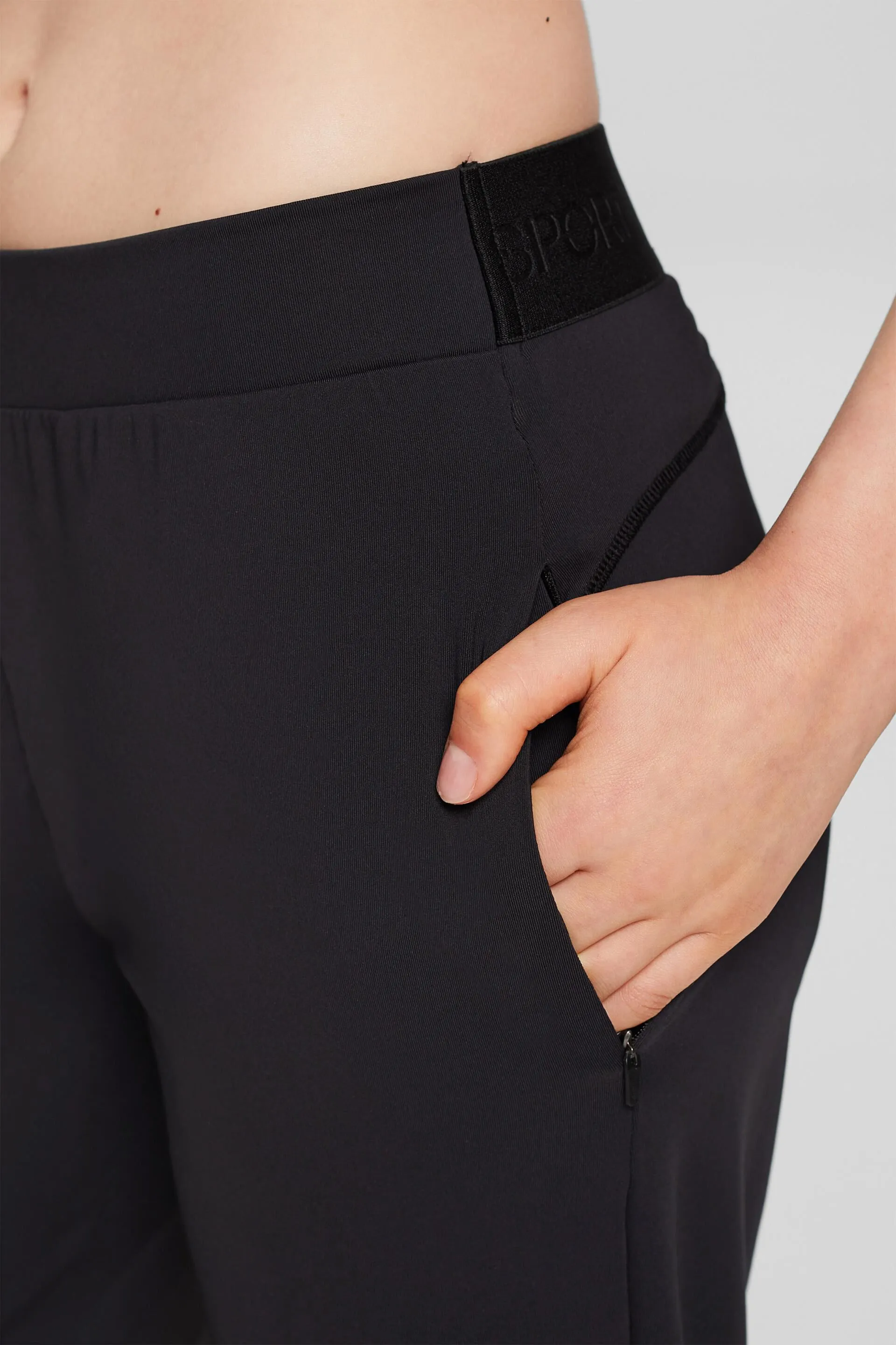 Reciclado: pantalón con perneras anchas