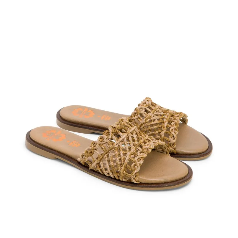 SANDALIA PLANA CON PALA TEXTIL CUERO CORA