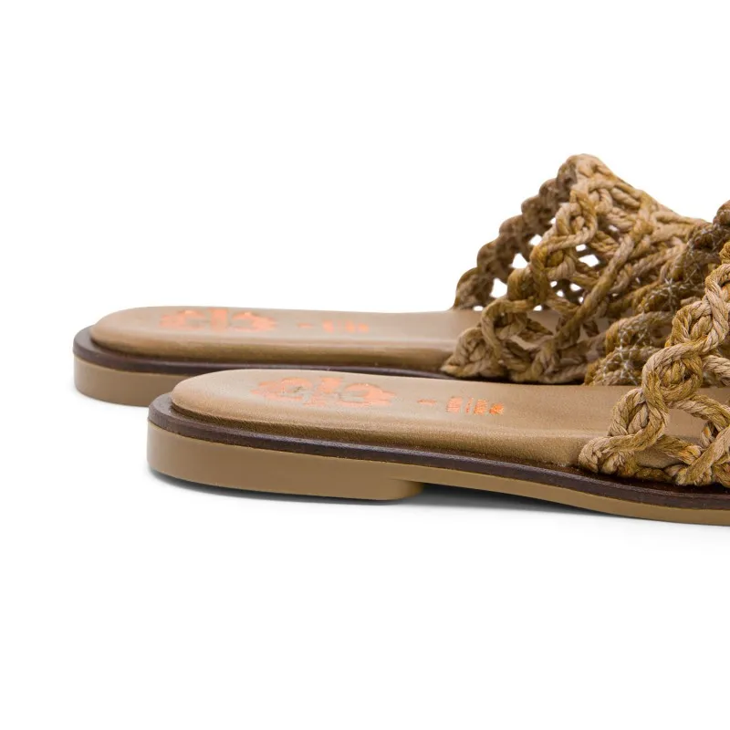 SANDALIA PLANA CON PALA TEXTIL CUERO CORA
