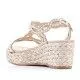 Sandalias cuña Alma en pena marrones con detalles en forma de diamante