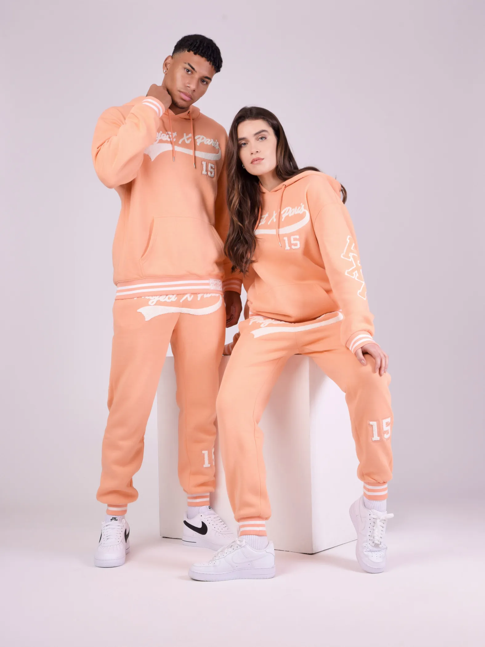 Sudadera con capucha y logotipo de estilo universitario