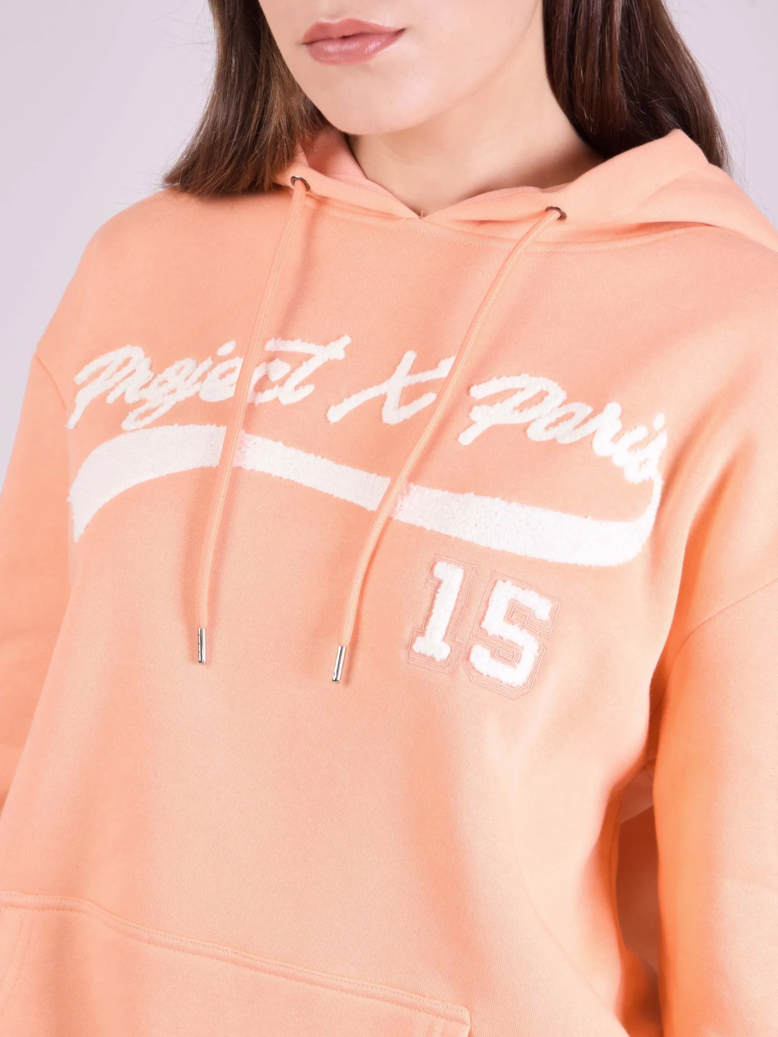 Sudadera con capucha y logotipo de estilo universitario