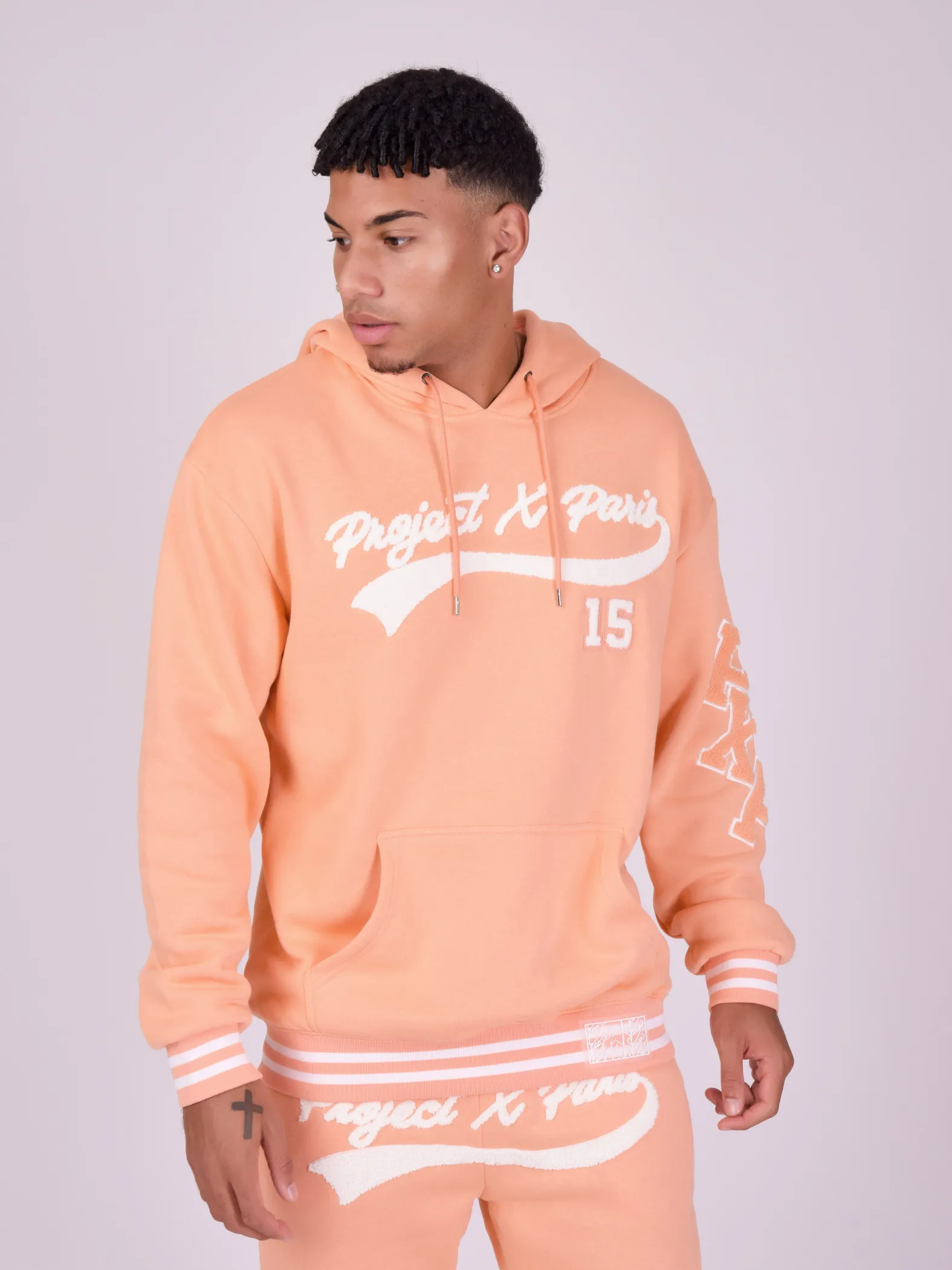 Sudadera con capucha y logotipo de estilo universitario