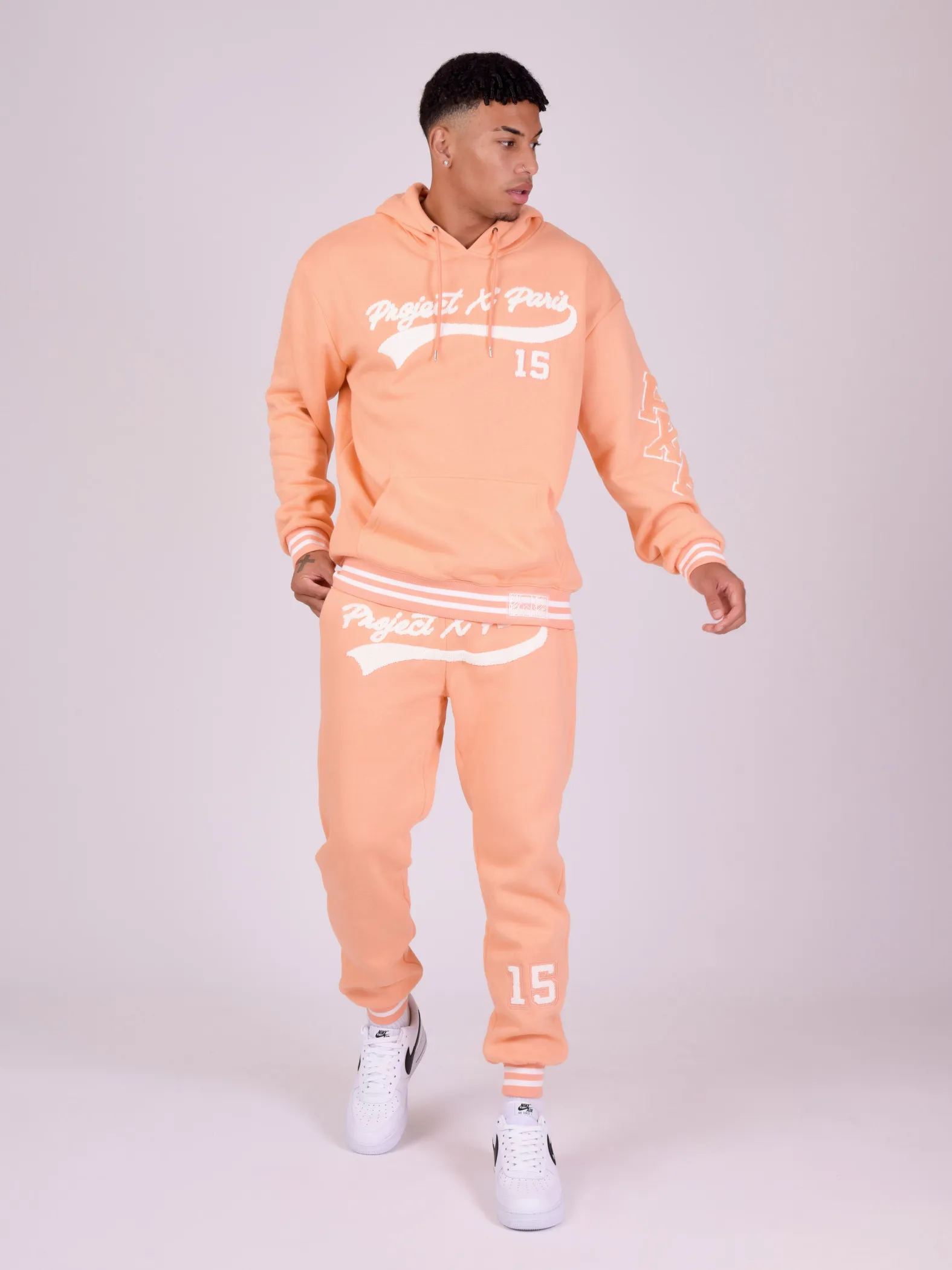 Sudadera con capucha y logotipo de estilo universitario