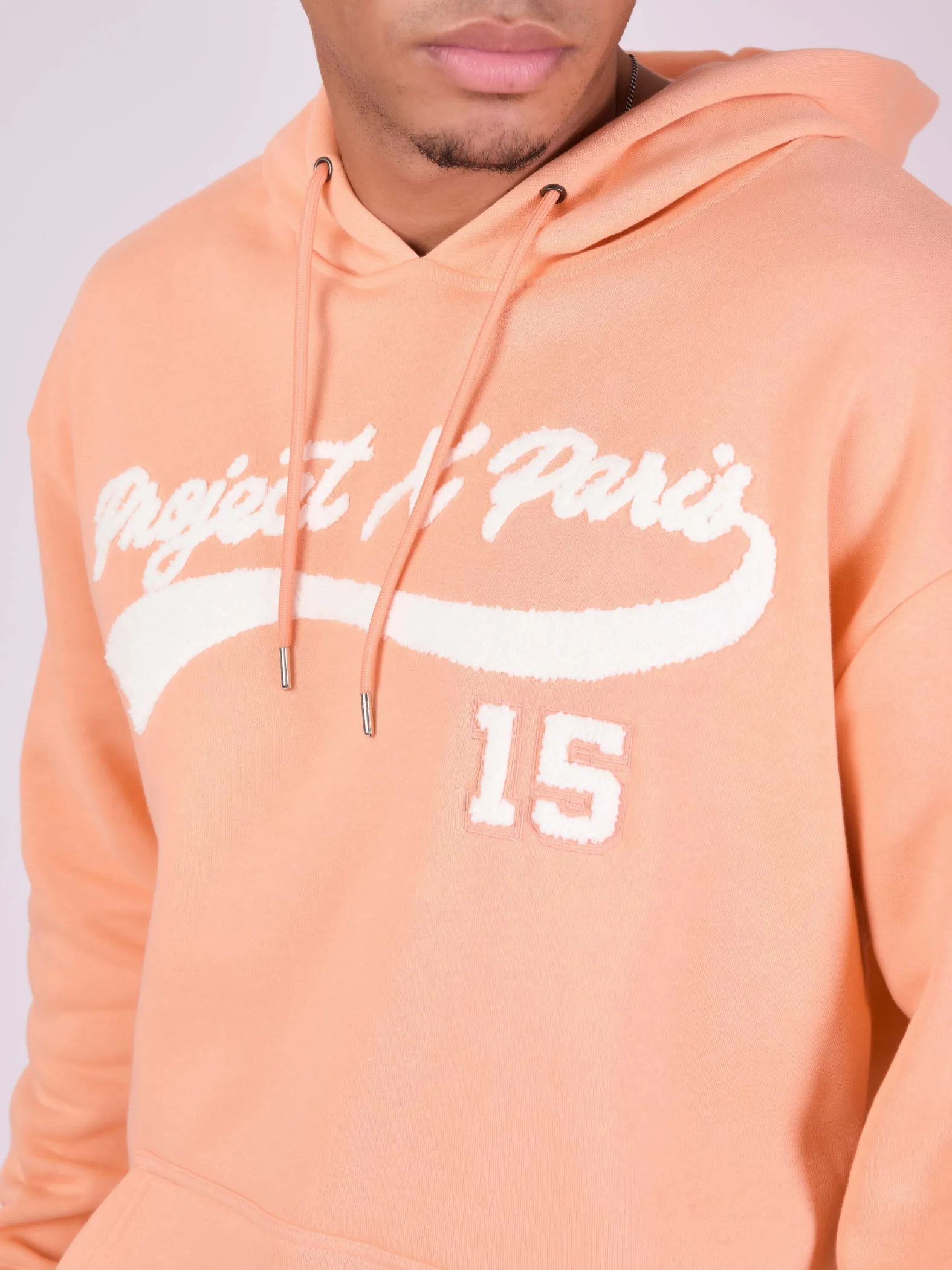 Sudadera con capucha y logotipo de estilo universitario