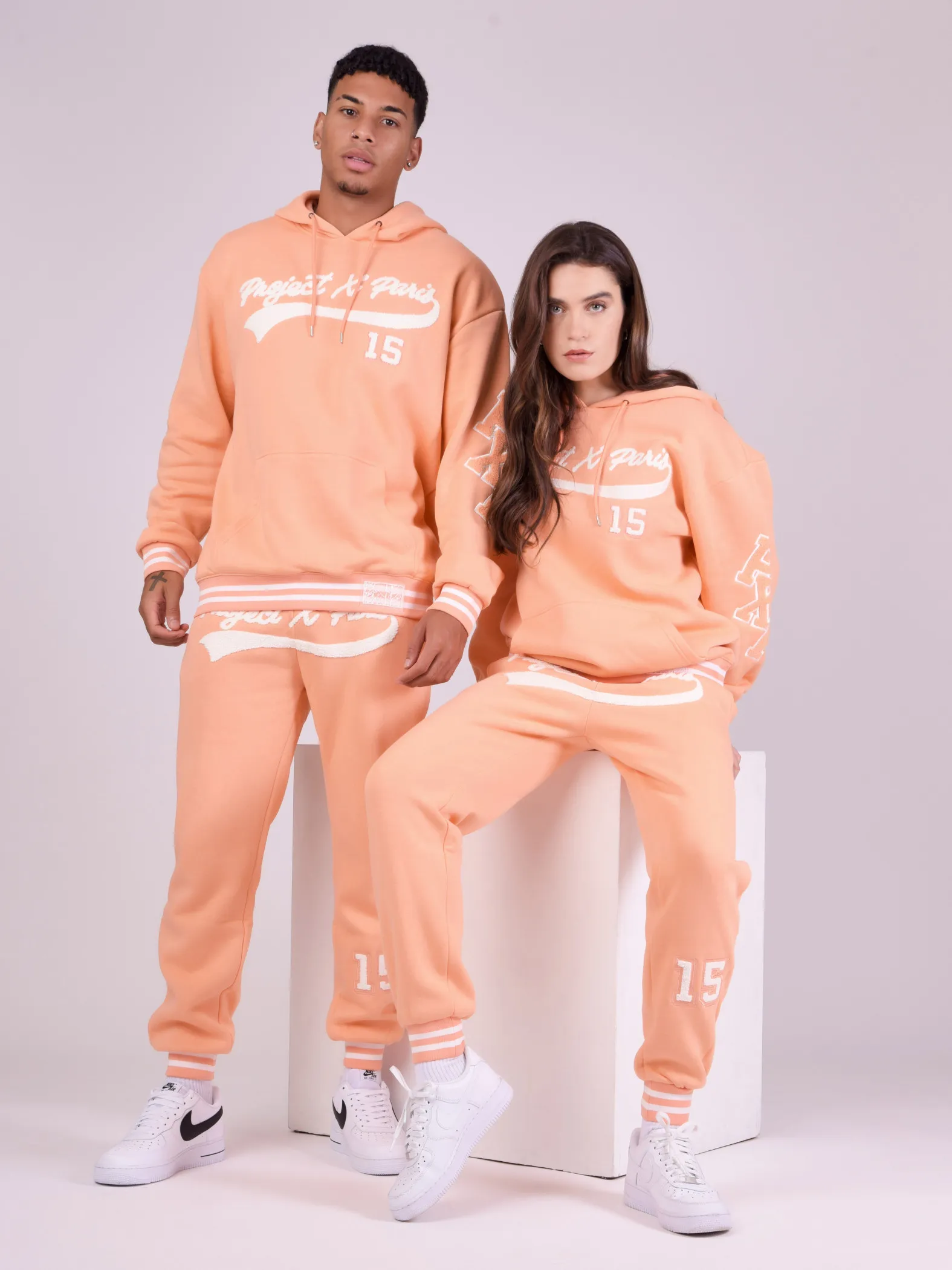 Sudadera con capucha y logotipo de estilo universitario