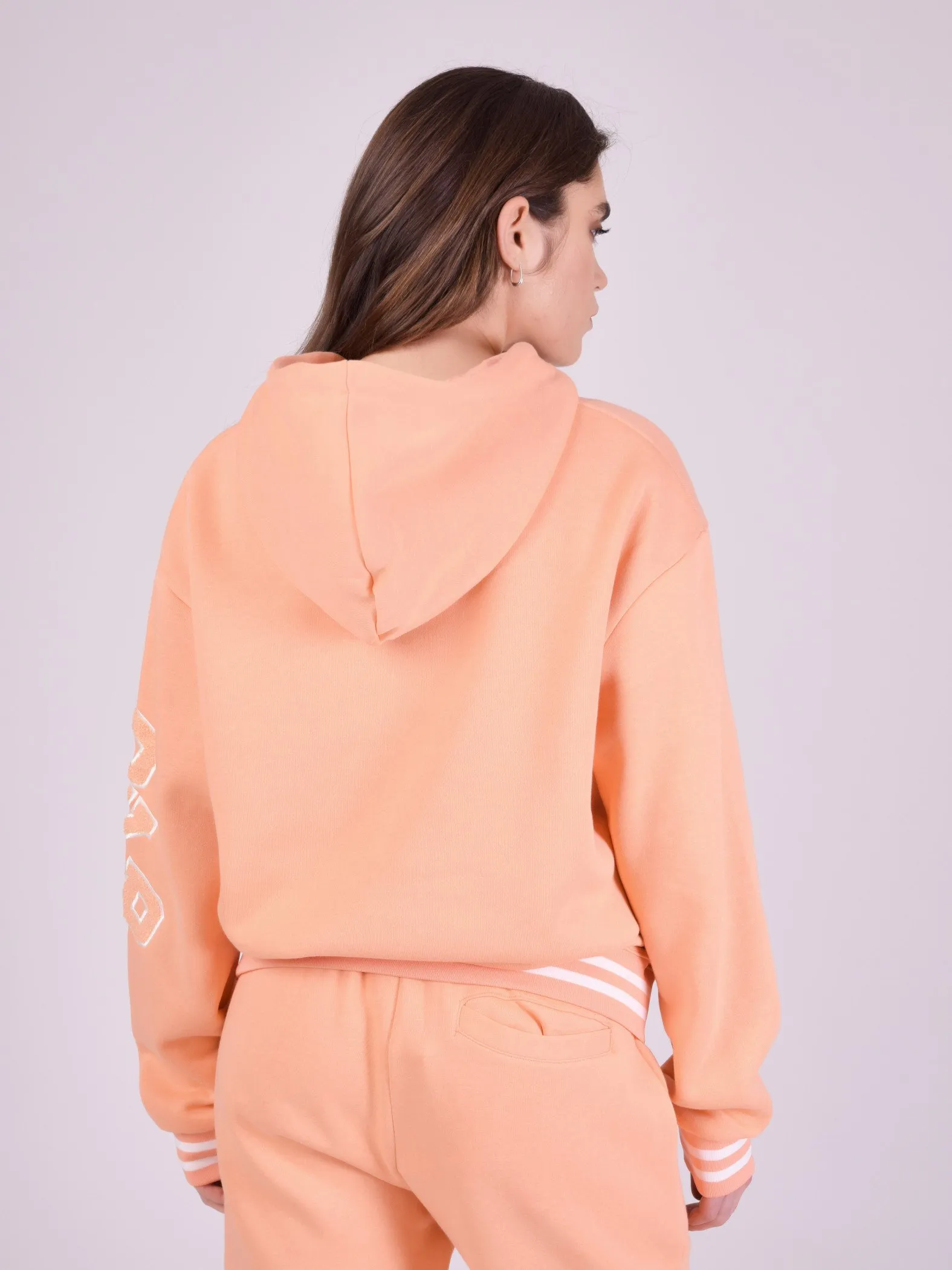 Sudadera con capucha y logotipo de estilo universitario