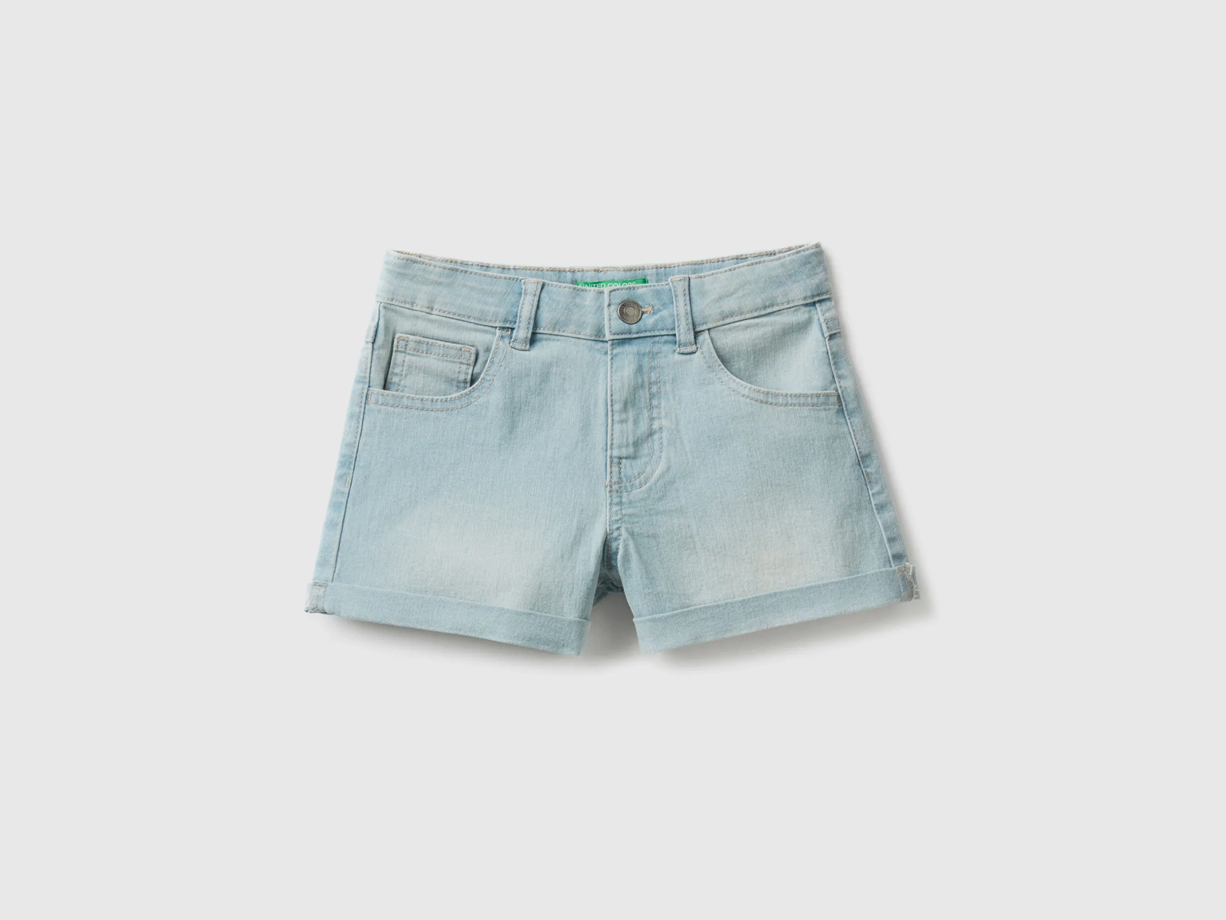 VAQUEROS CORTOS EN DENIM ECORECYCLE