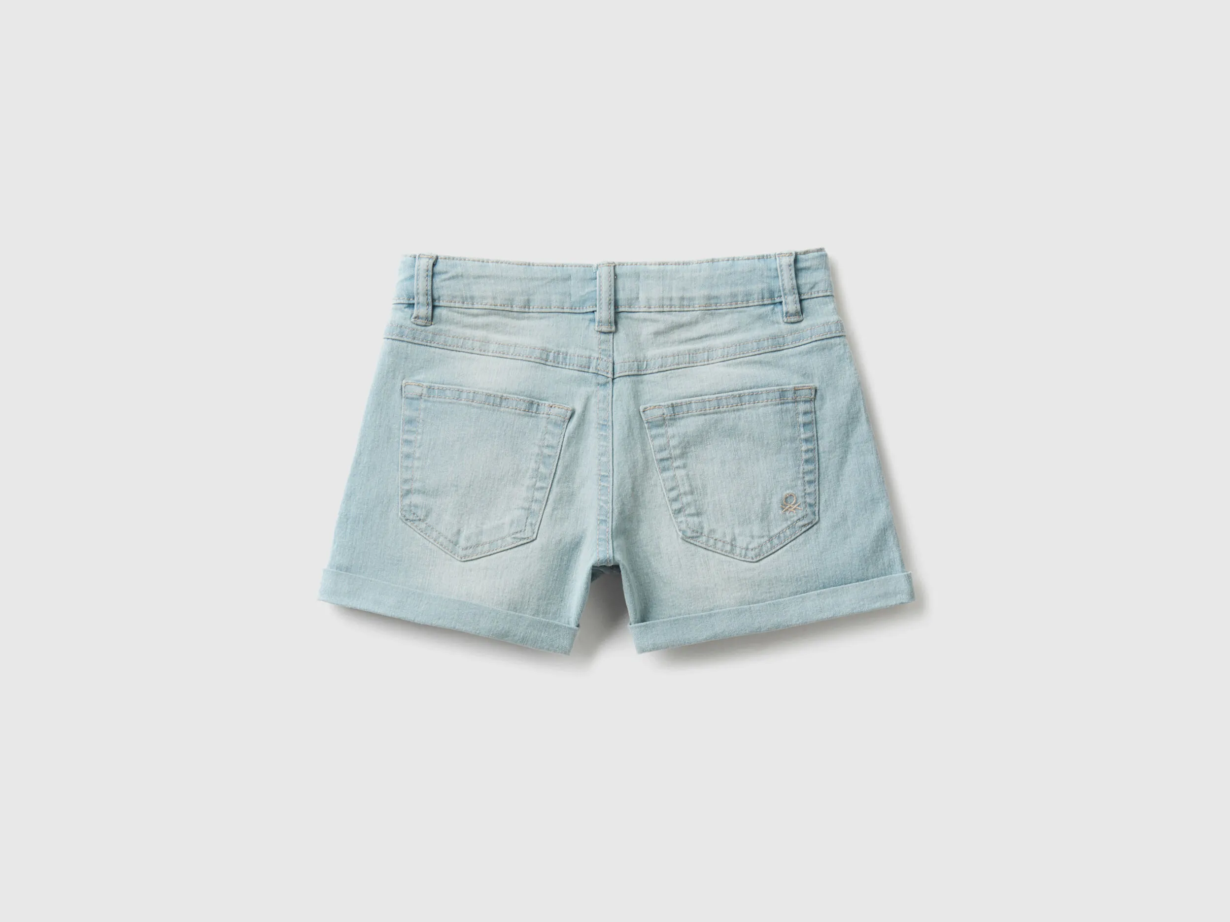 VAQUEROS CORTOS EN DENIM ECORECYCLE