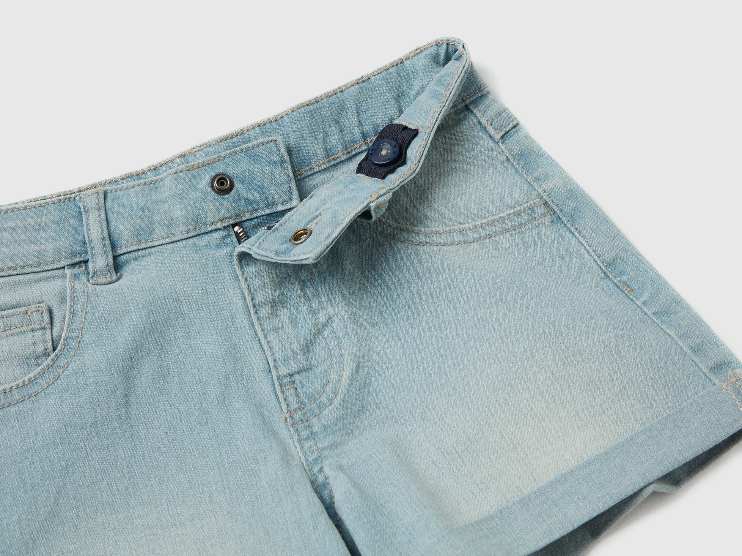 VAQUEROS CORTOS EN DENIM ECORECYCLE