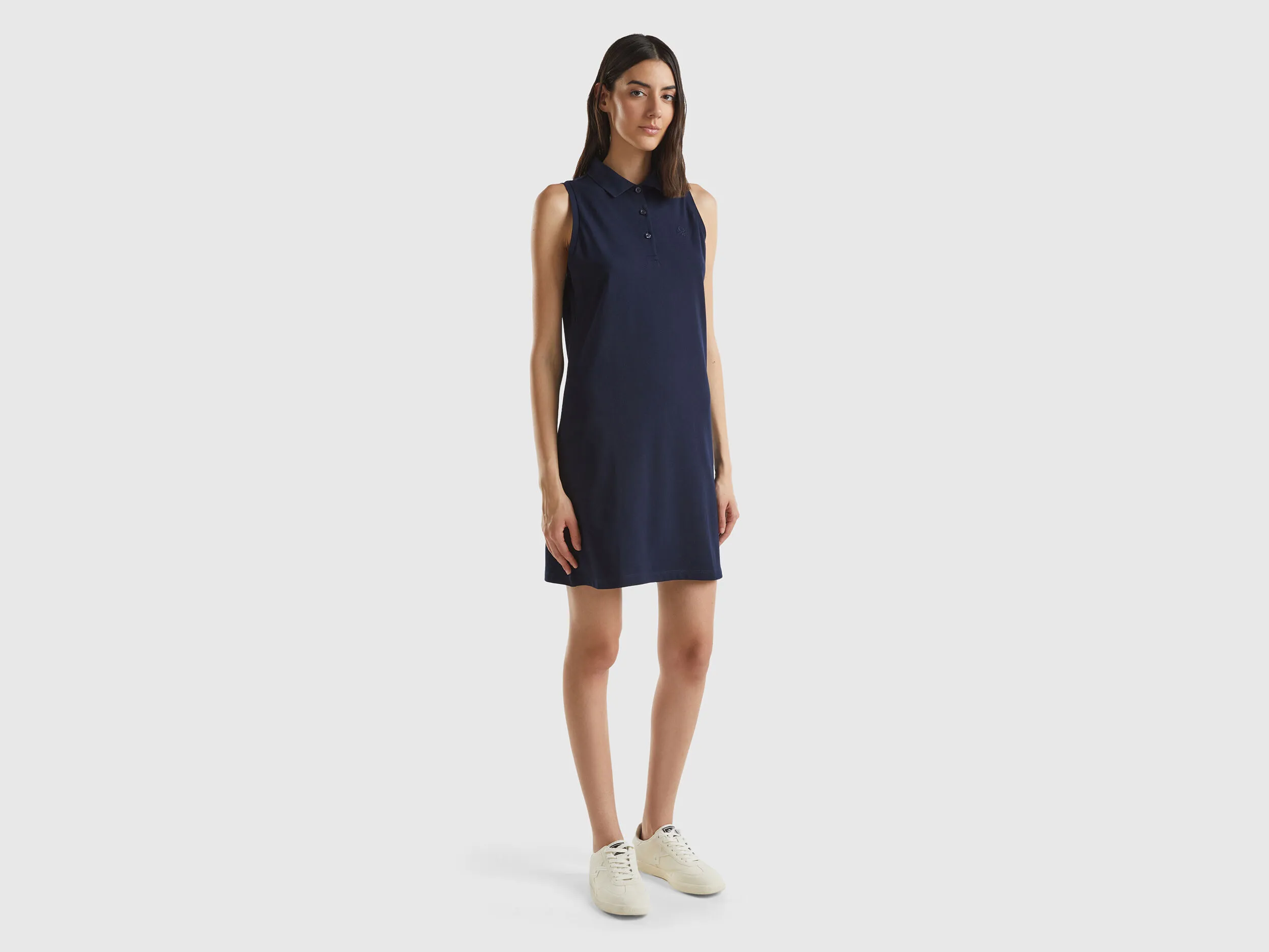 Vestido azul oscuro de estilo polo