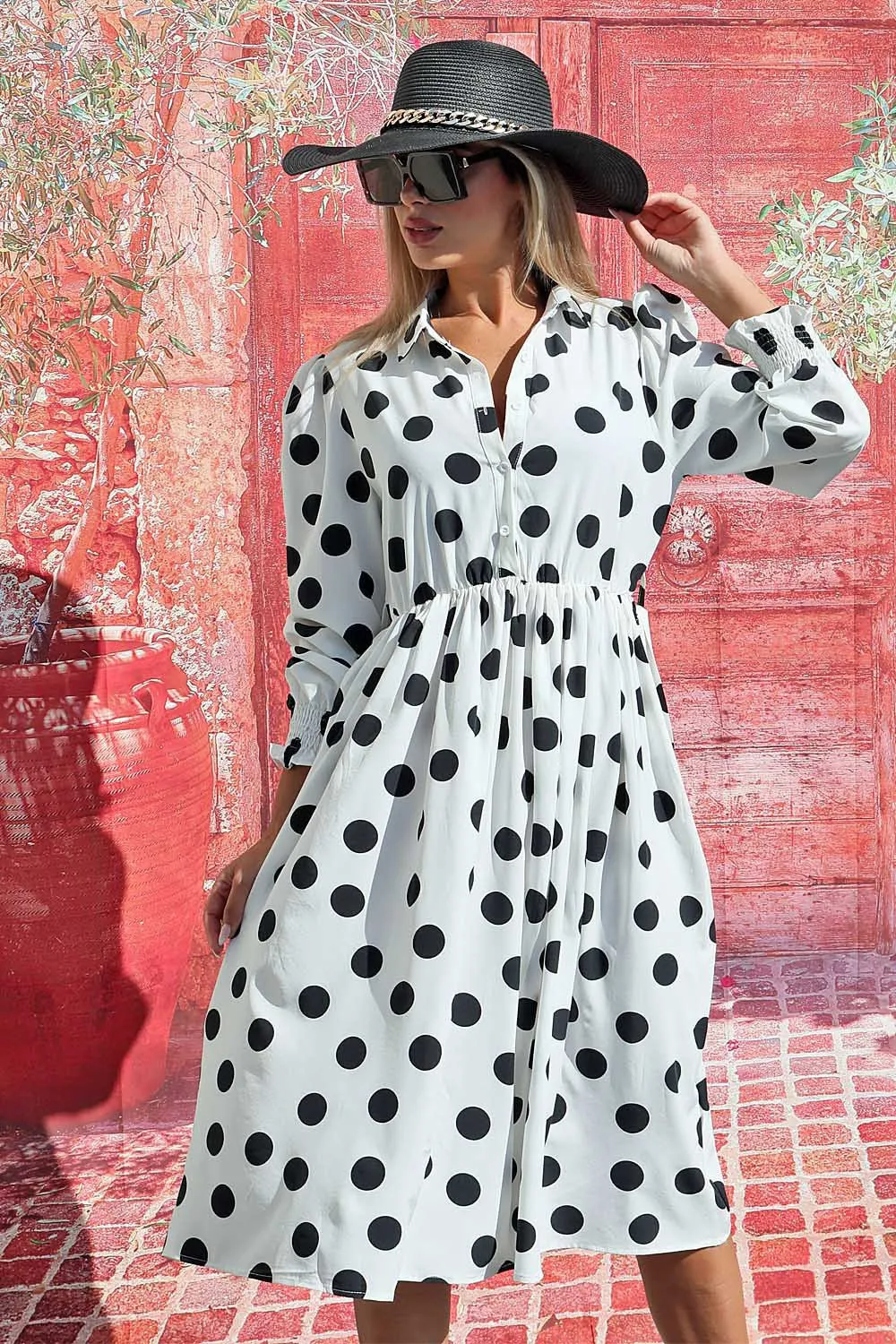 Vestido blanco con lunares negros estilo vintage
