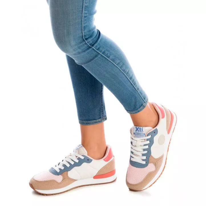 Zapatillas urban Xti 04366105 beiges con detalles azules y rosas